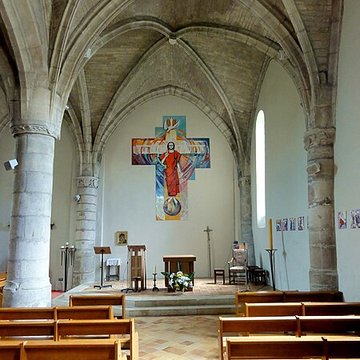 Église Saint-Sulpice de Montsoult et une croix