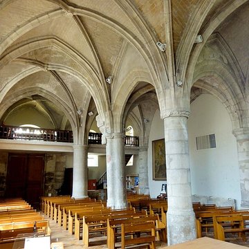 Église Saint-Sulpice de Montsoult et une croix