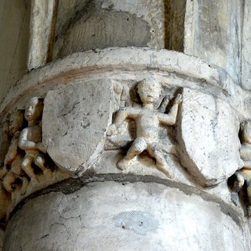 Église Saint-Sulpice de Montsoult et une croix