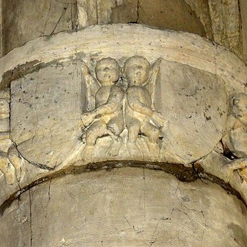 Église Saint-Sulpice de Montsoult et une croix