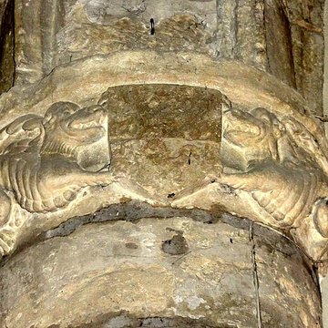 Église Saint-Sulpice de Montsoult et une croix