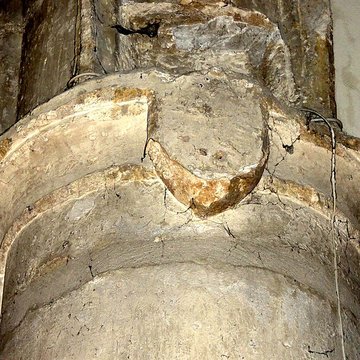 Église Saint-Sulpice de Montsoult et une croix