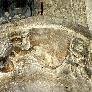 Église Saint-Sulpice de Montsoult et une croix