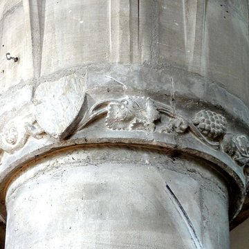 Église Saint-Sulpice de Montsoult et une croix