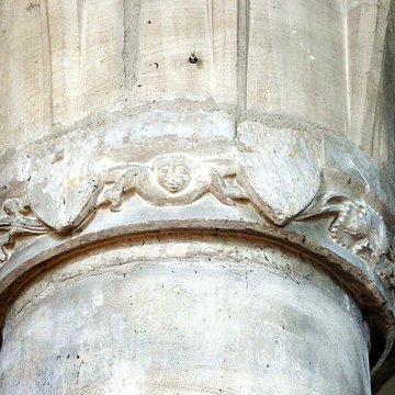Église Saint-Sulpice de Montsoult et une croix