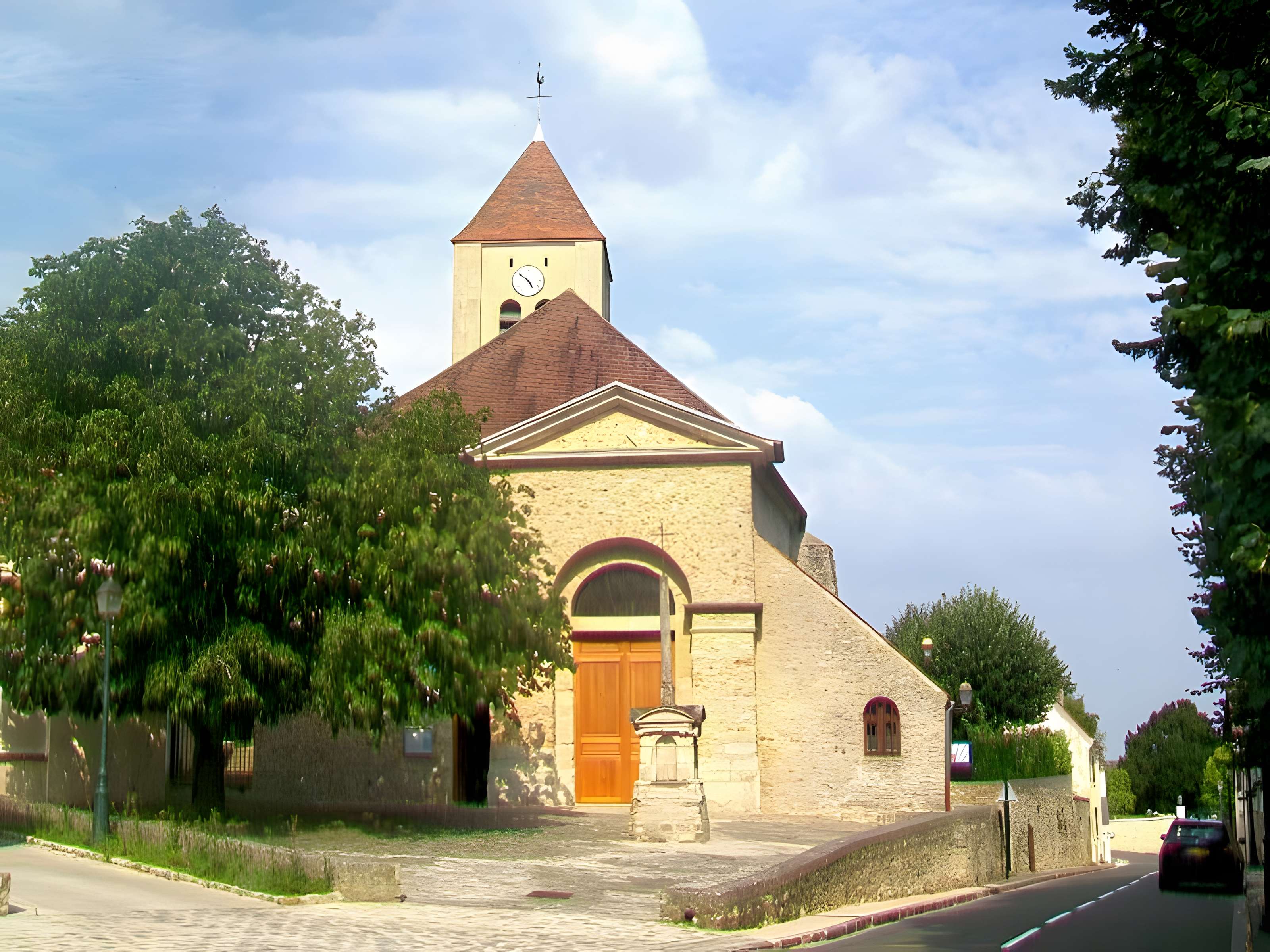 Église Saint-Sulpice de Montsoult et une croix 