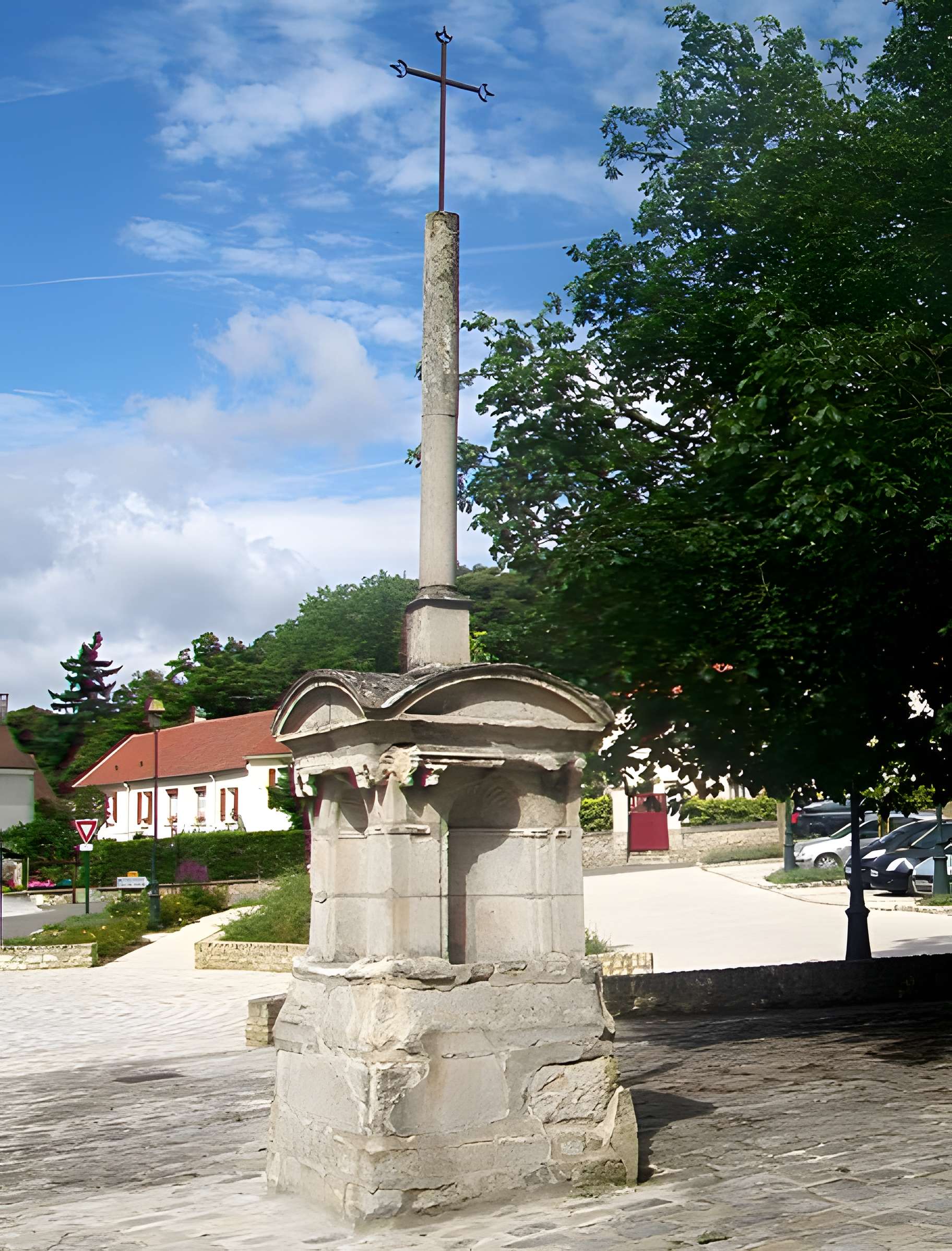Église Saint-Sulpice de Montsoult et une croix