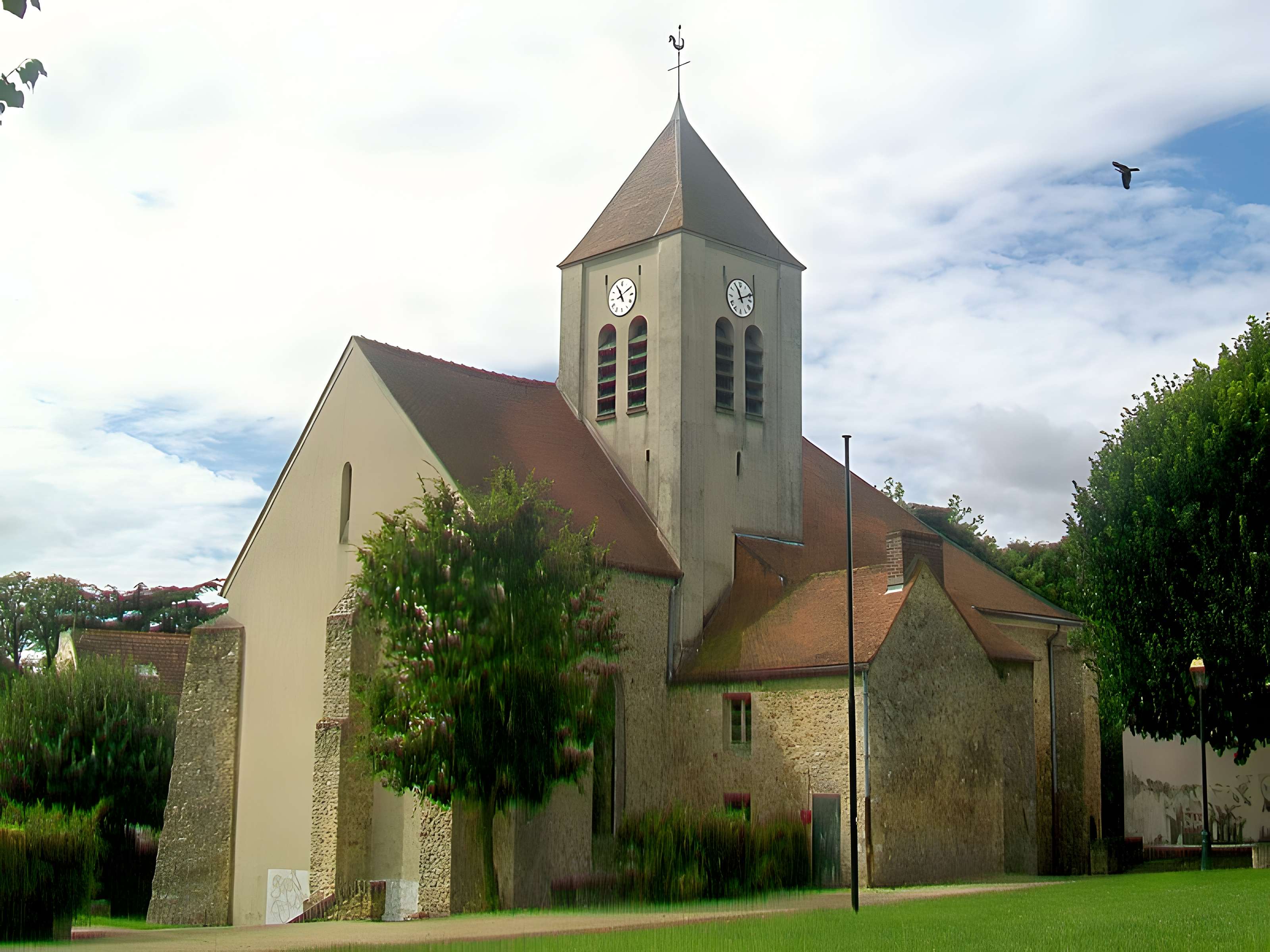 Église Saint-Sulpice de Montsoult et une croix