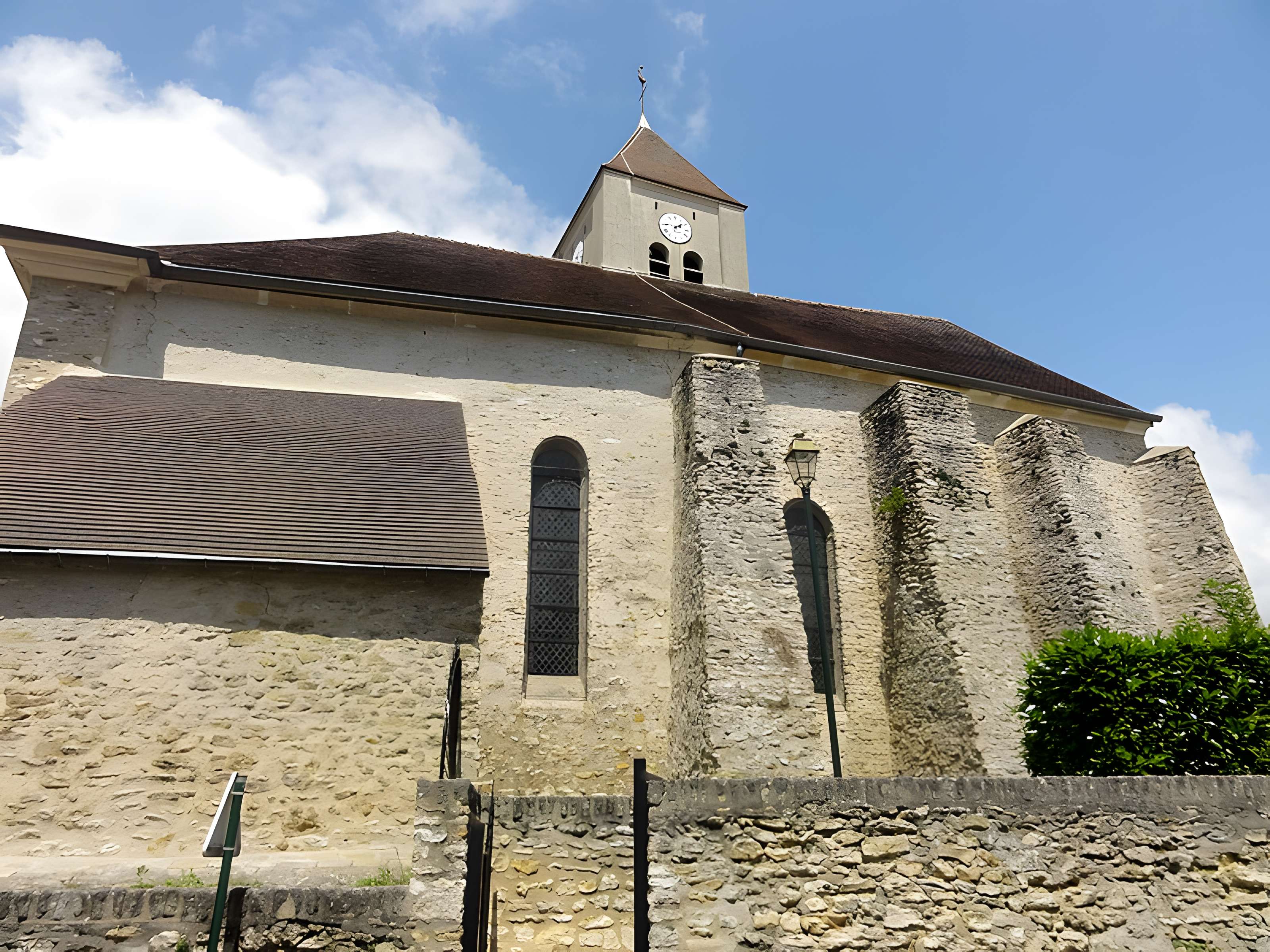 Église Saint-Sulpice de Montsoult et une croix
