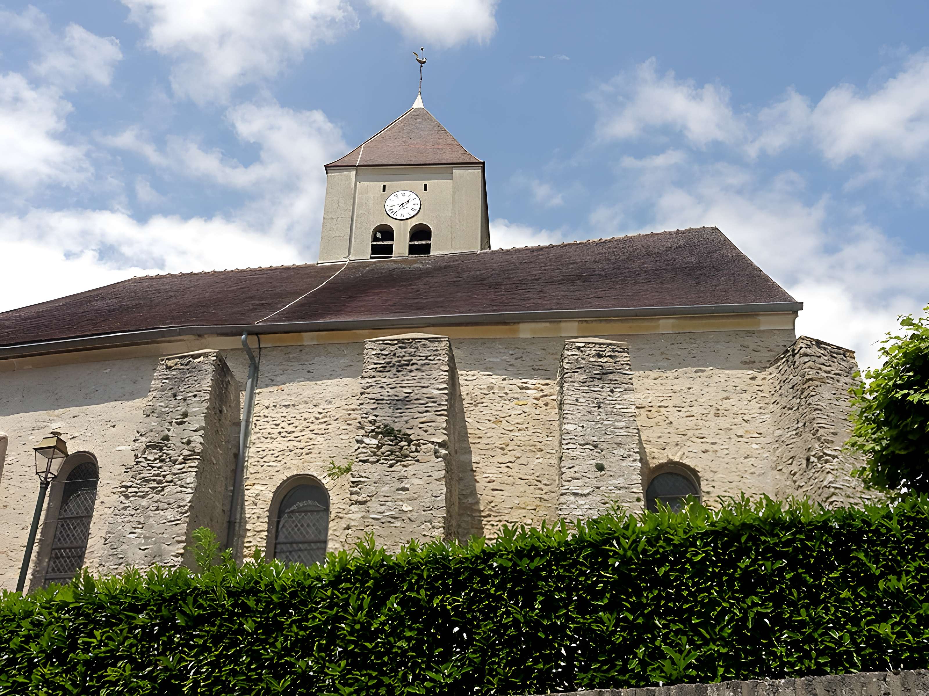 Église Saint-Sulpice de Montsoult et une croix