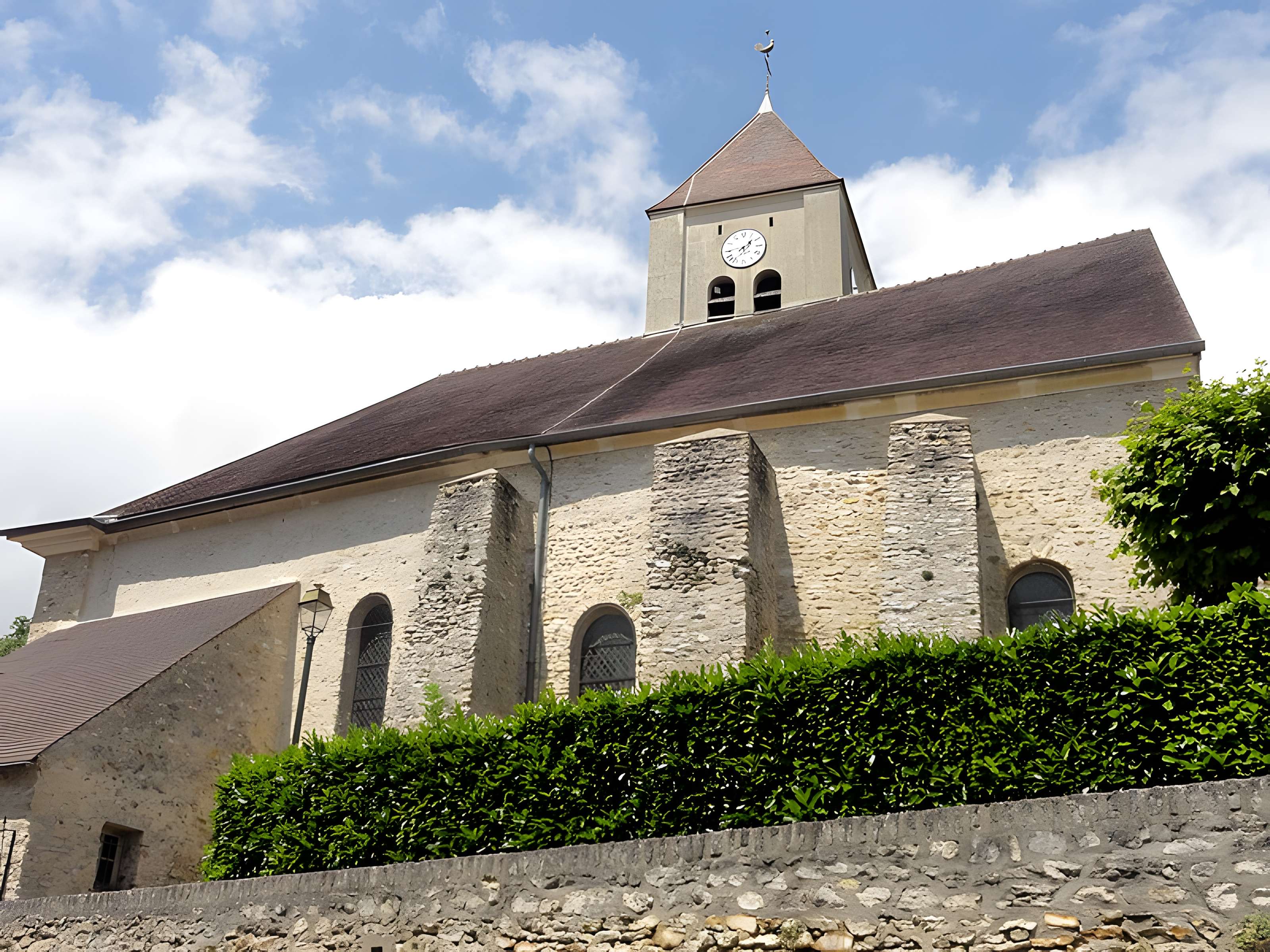 Église Saint-Sulpice de Montsoult et une croix
