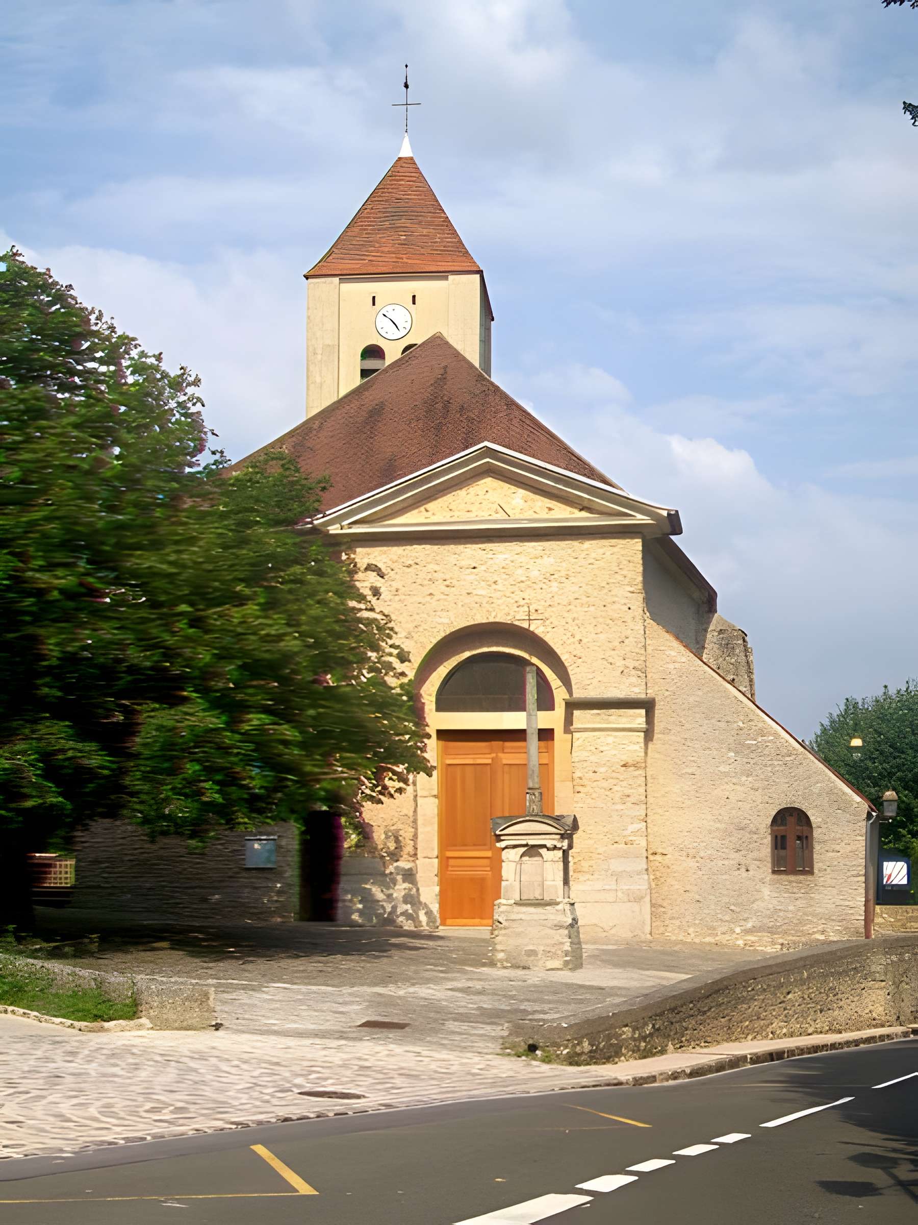 Église Saint-Sulpice de Montsoult et une croix