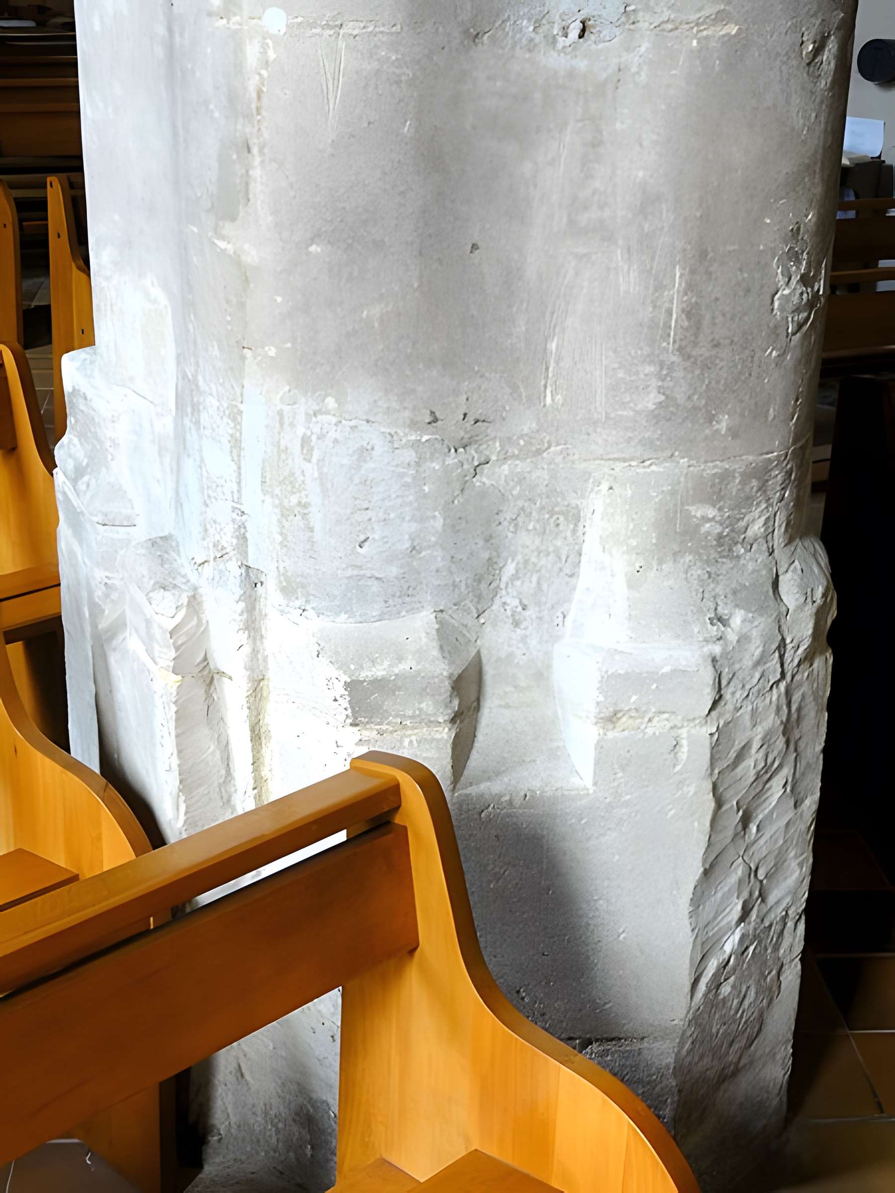 Église Saint-Sulpice de Montsoult et une croix