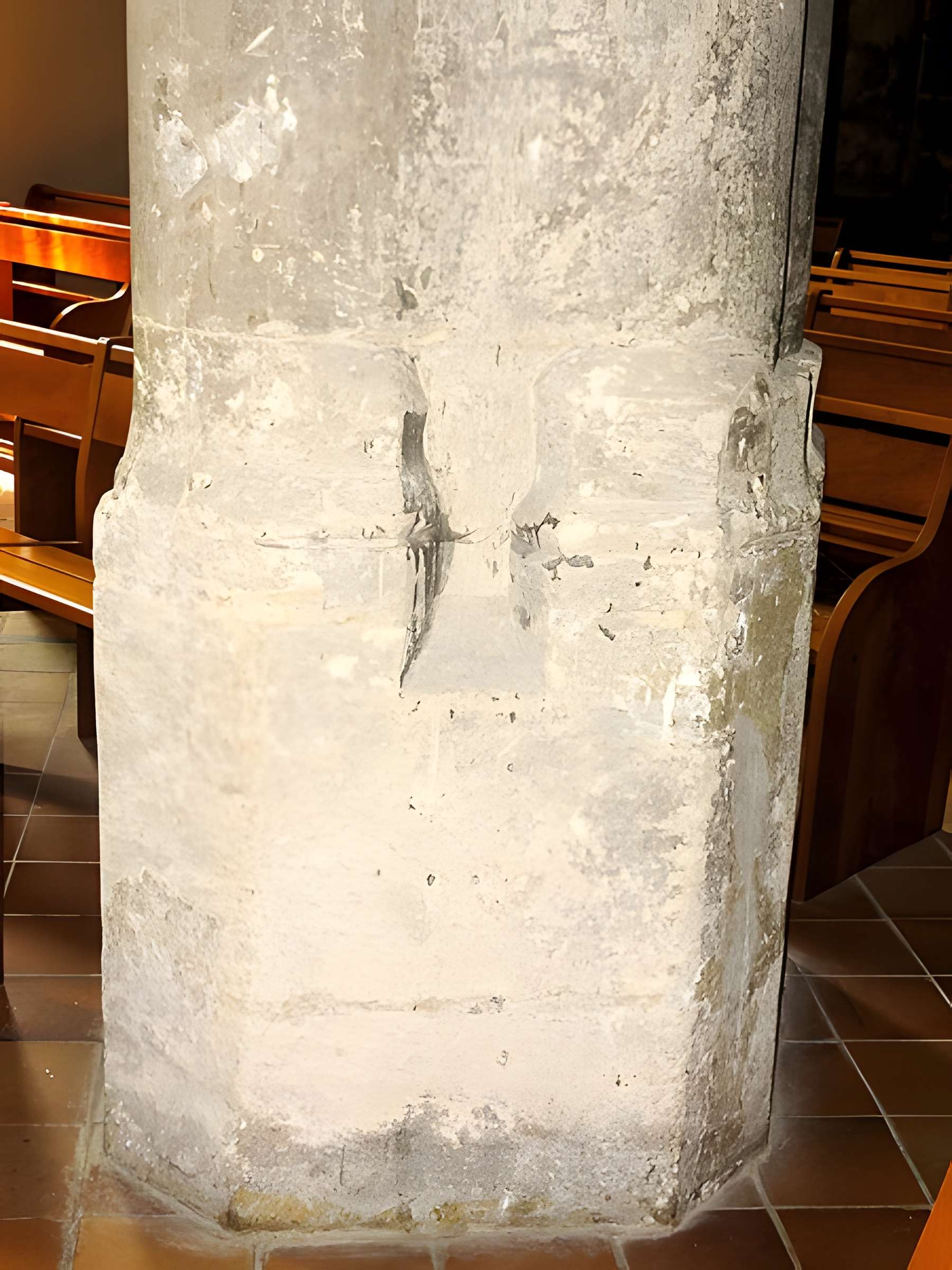 Église Saint-Sulpice de Montsoult et une croix