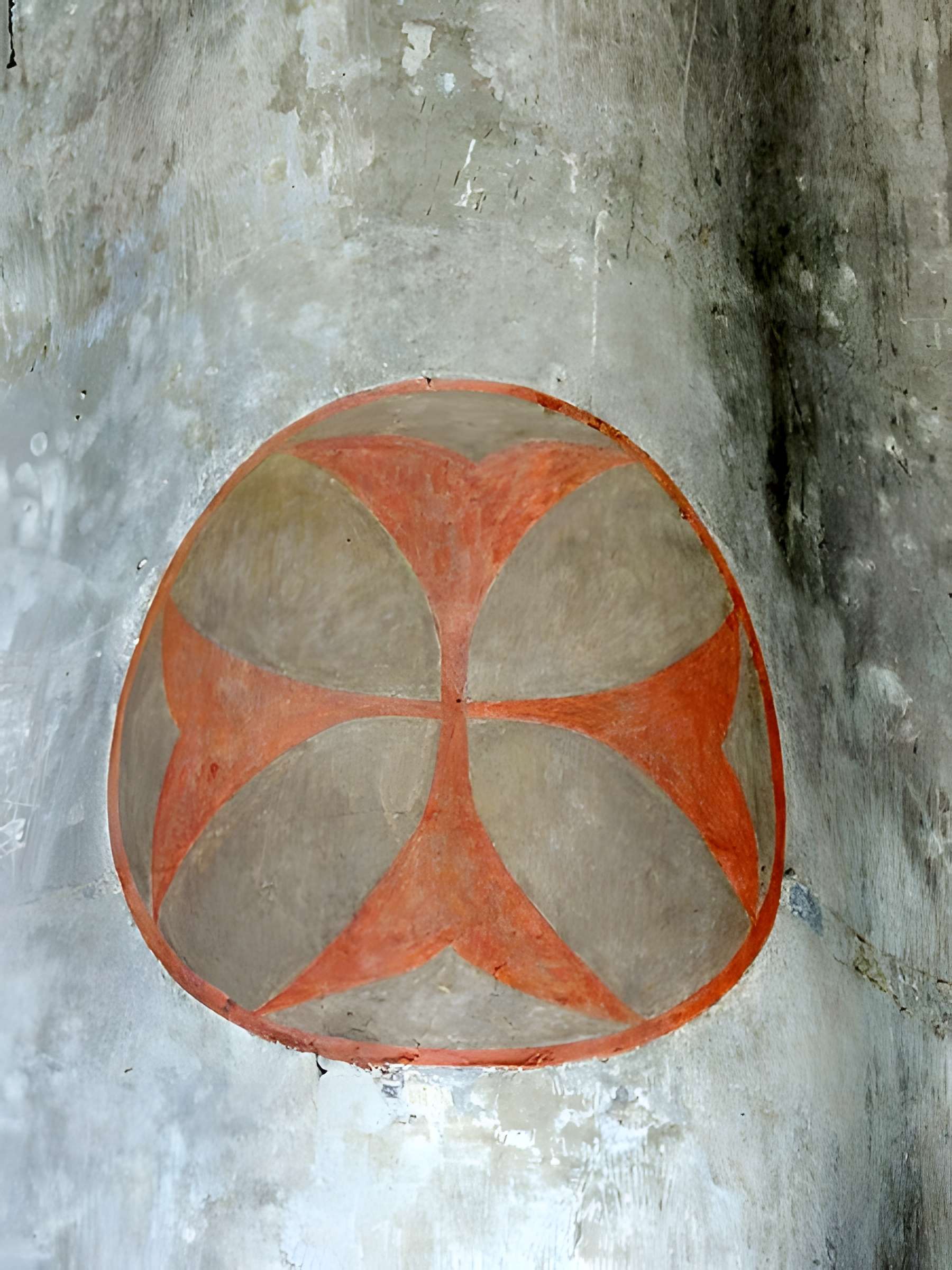 Église Saint-Sulpice de Montsoult et une croix