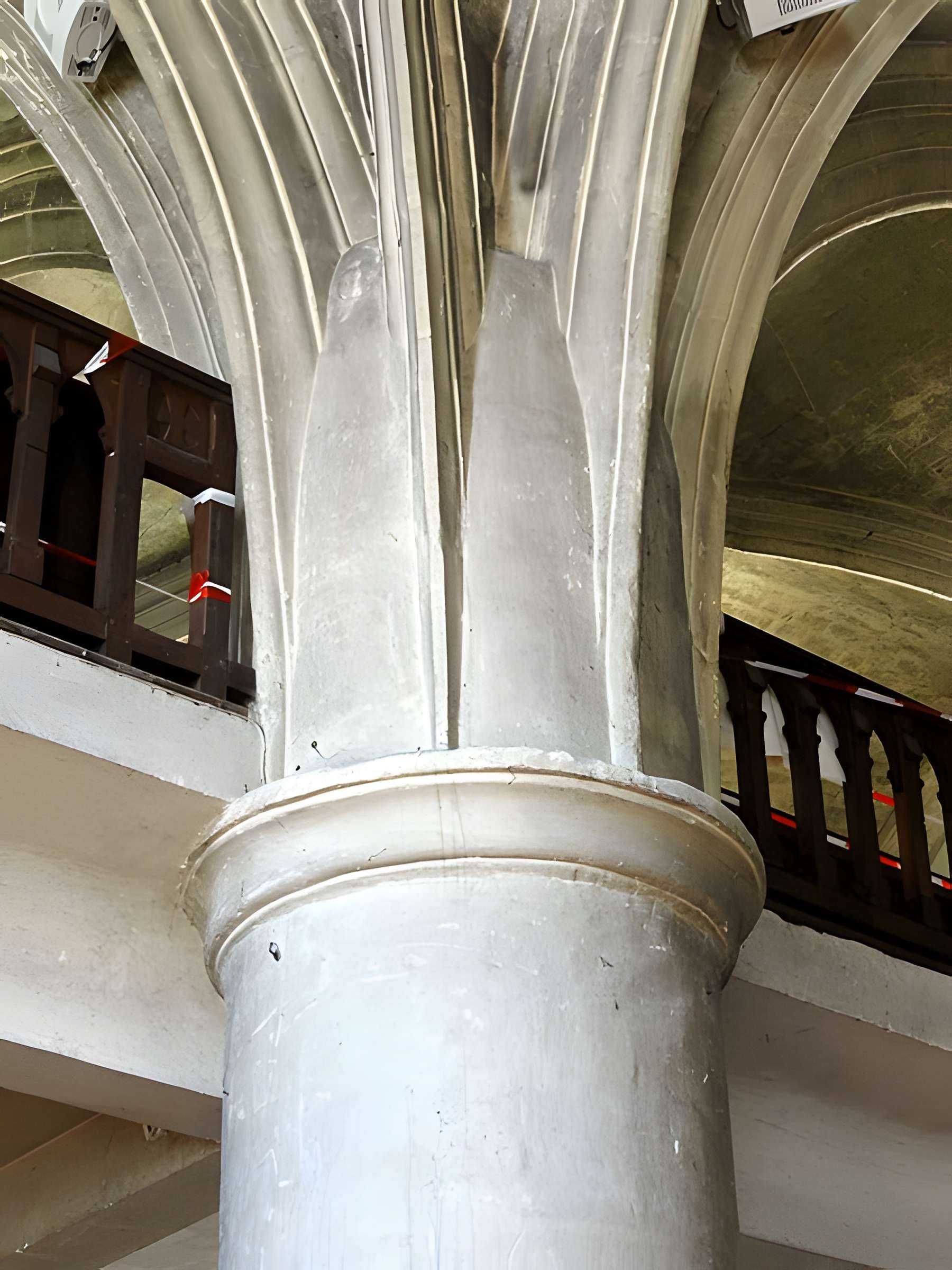 Église Saint-Sulpice de Montsoult et une croix