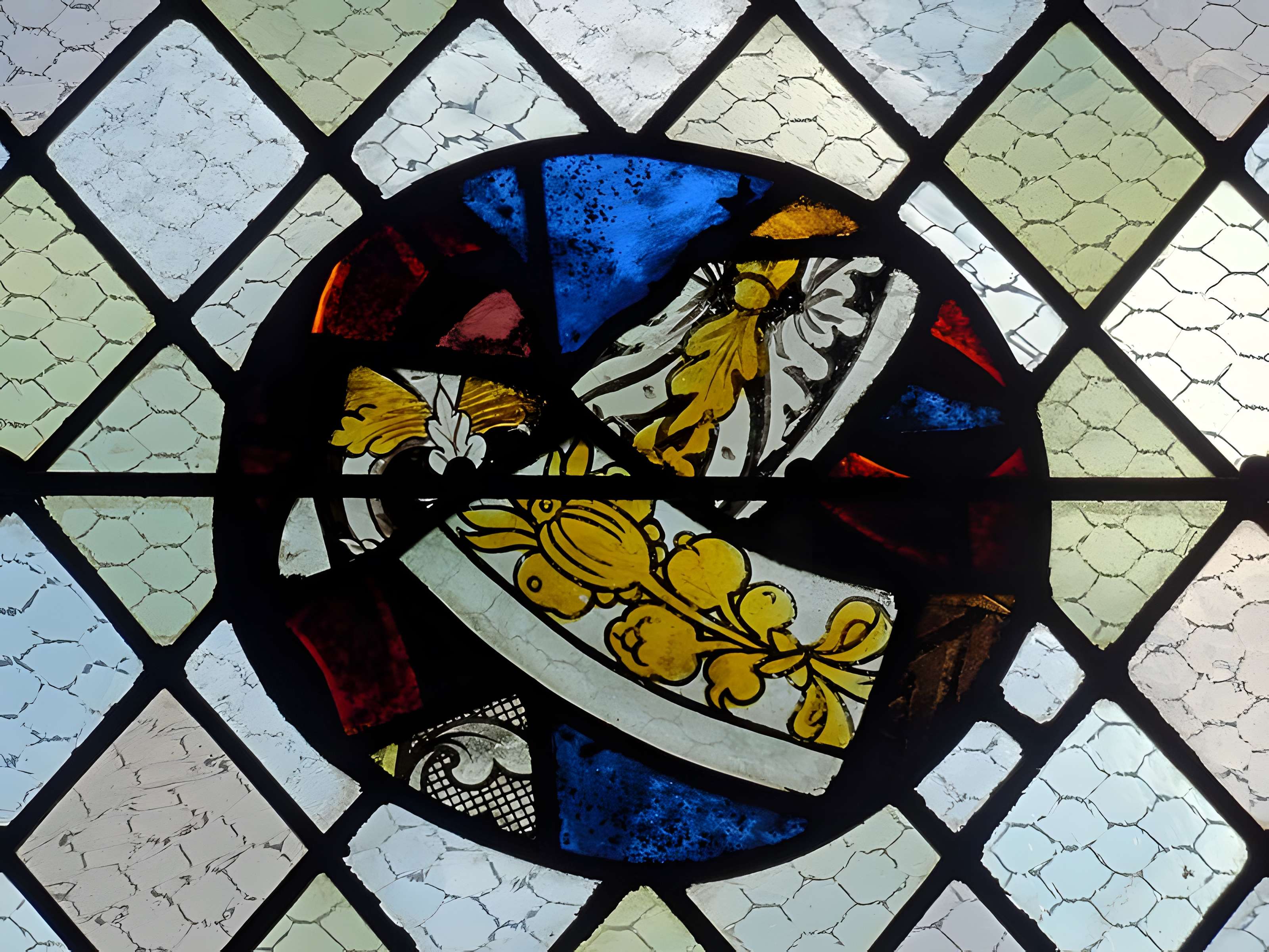 Église Saint-Sulpice de Montsoult et une croix