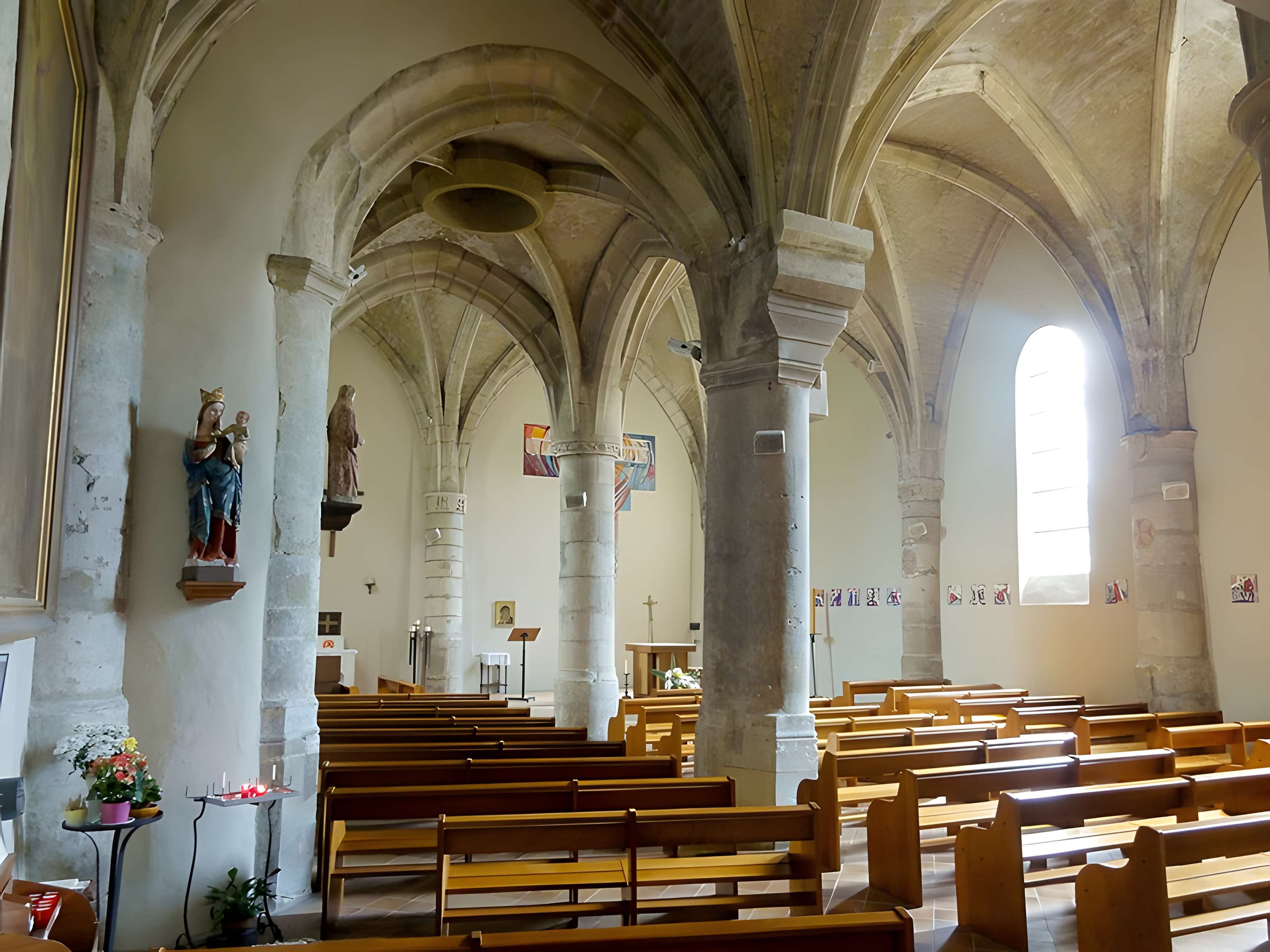 Église Saint-Sulpice de Montsoult et une croix