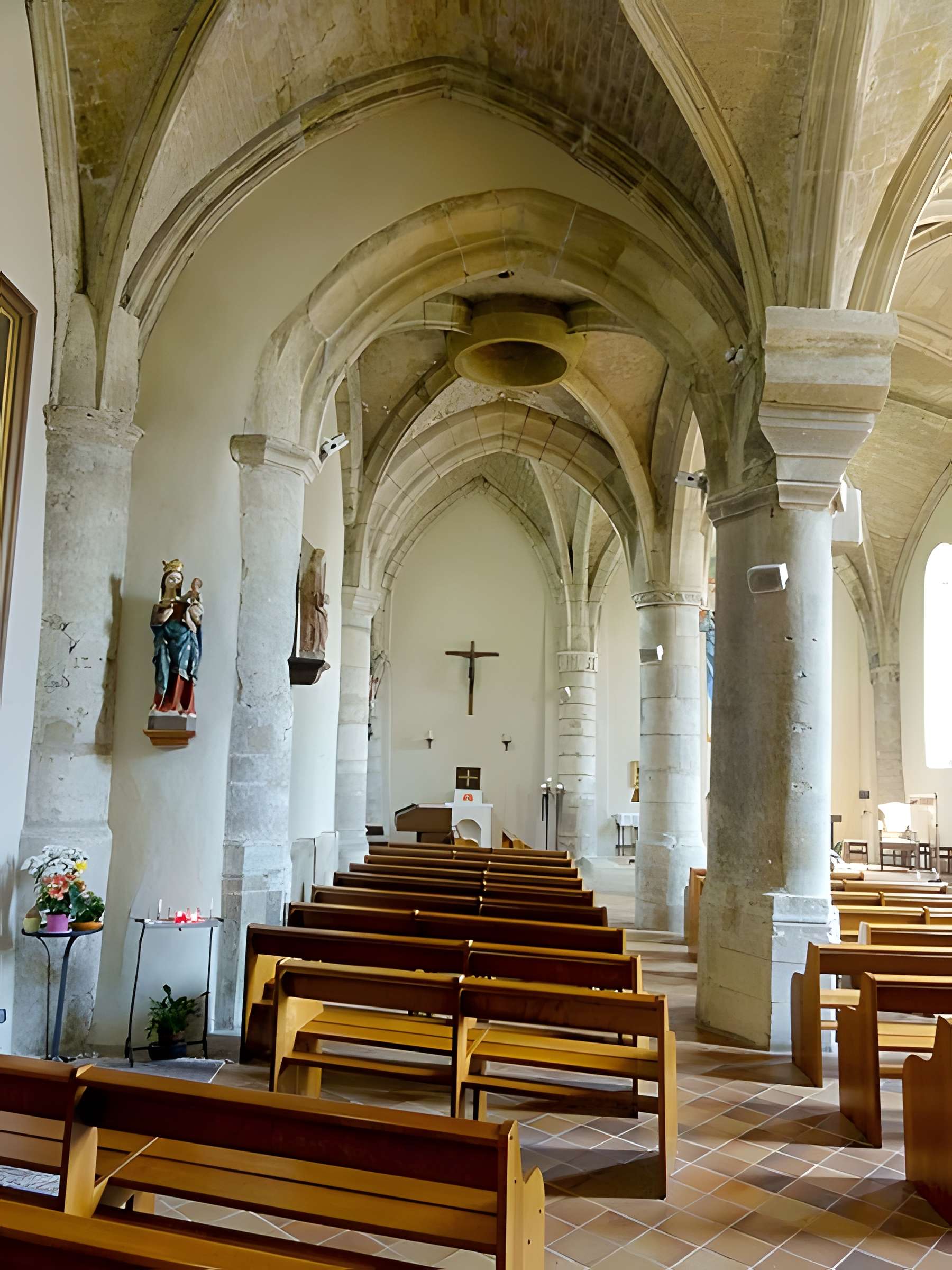 Église Saint-Sulpice de Montsoult et une croix