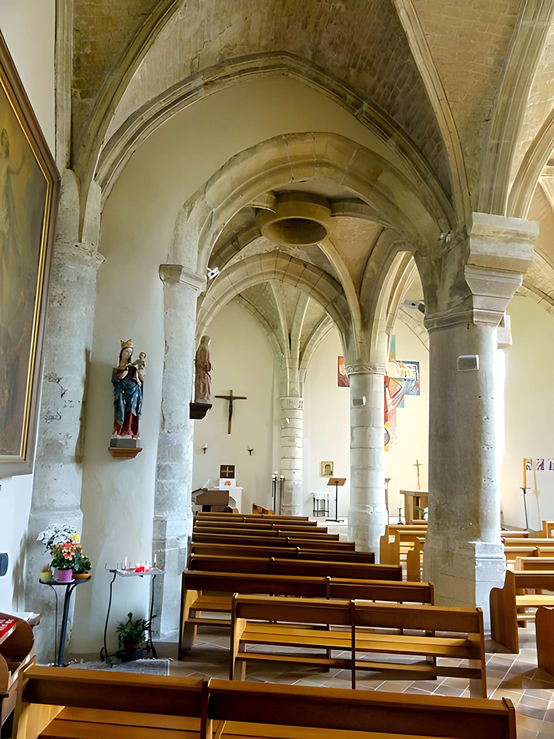 Église Saint-Sulpice de Montsoult et une croix