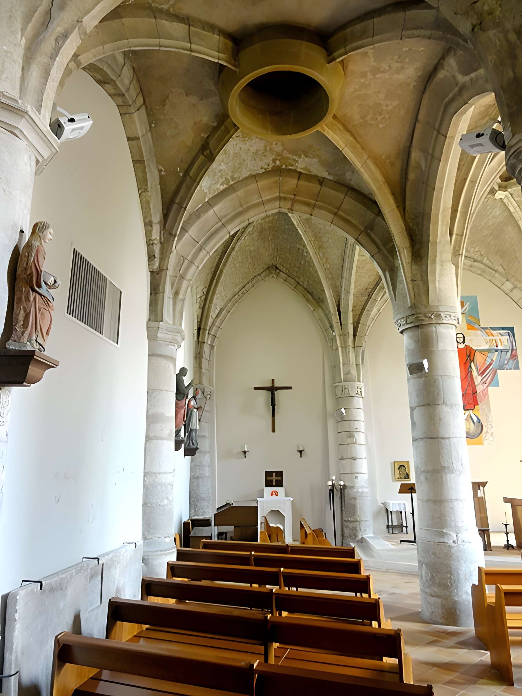 Église Saint-Sulpice de Montsoult et une croix