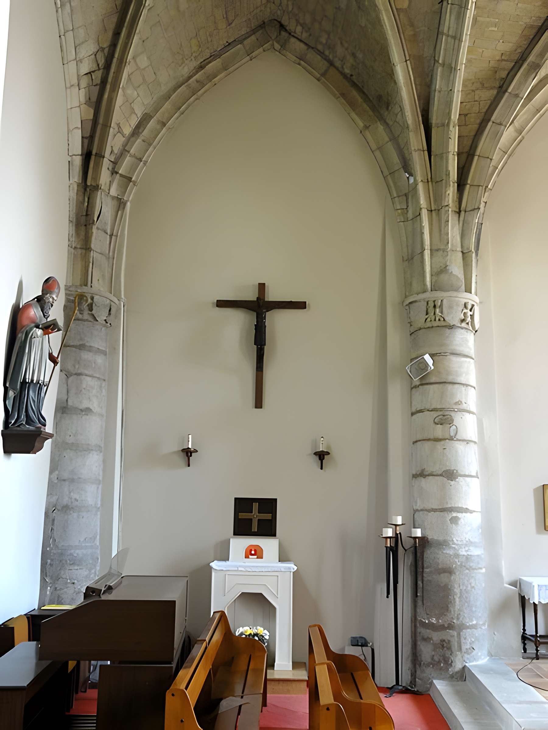 Église Saint-Sulpice de Montsoult et une croix
