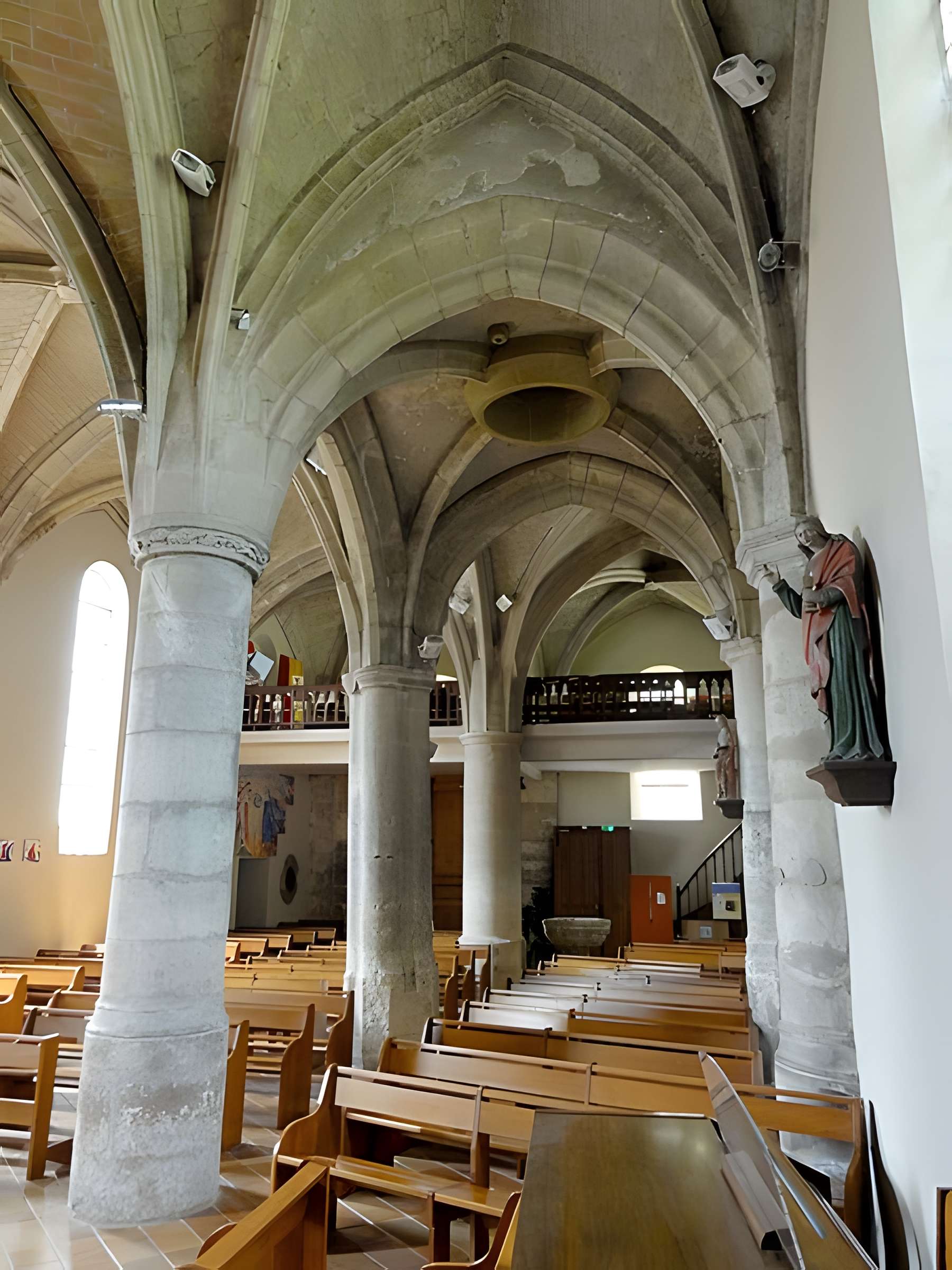 Église Saint-Sulpice de Montsoult et une croix