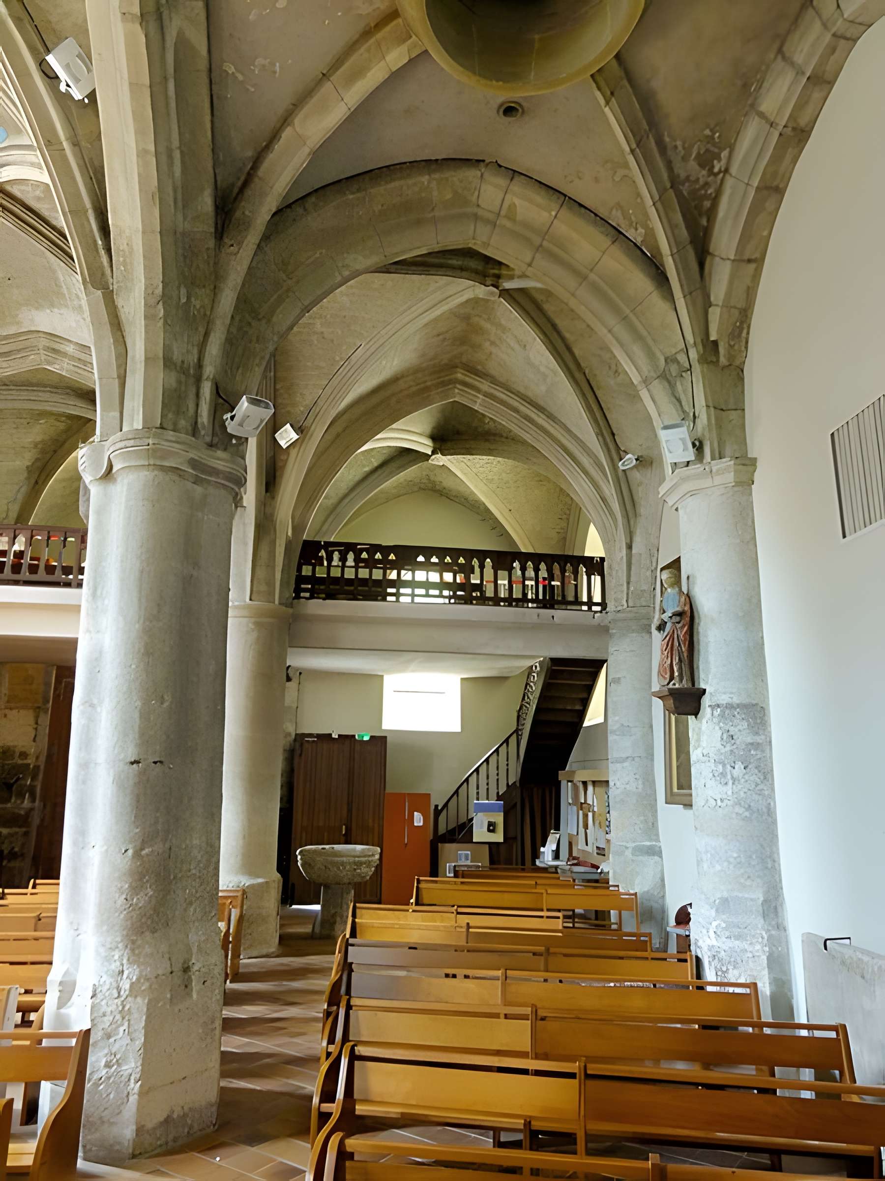 Église Saint-Sulpice de Montsoult et une croix