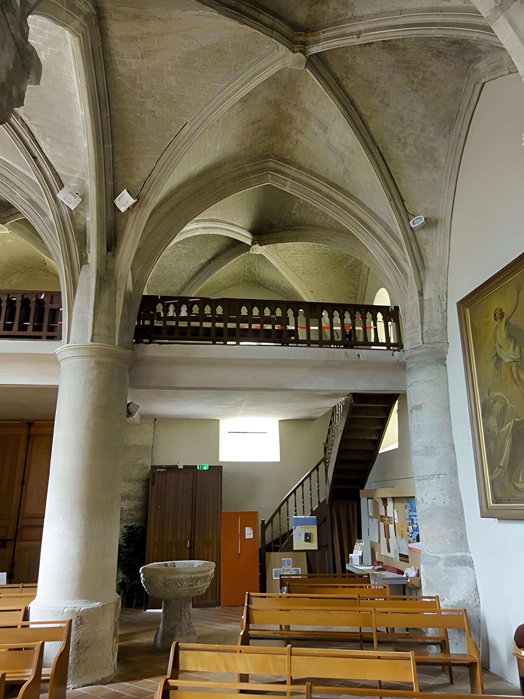 Église Saint-Sulpice de Montsoult et une croix