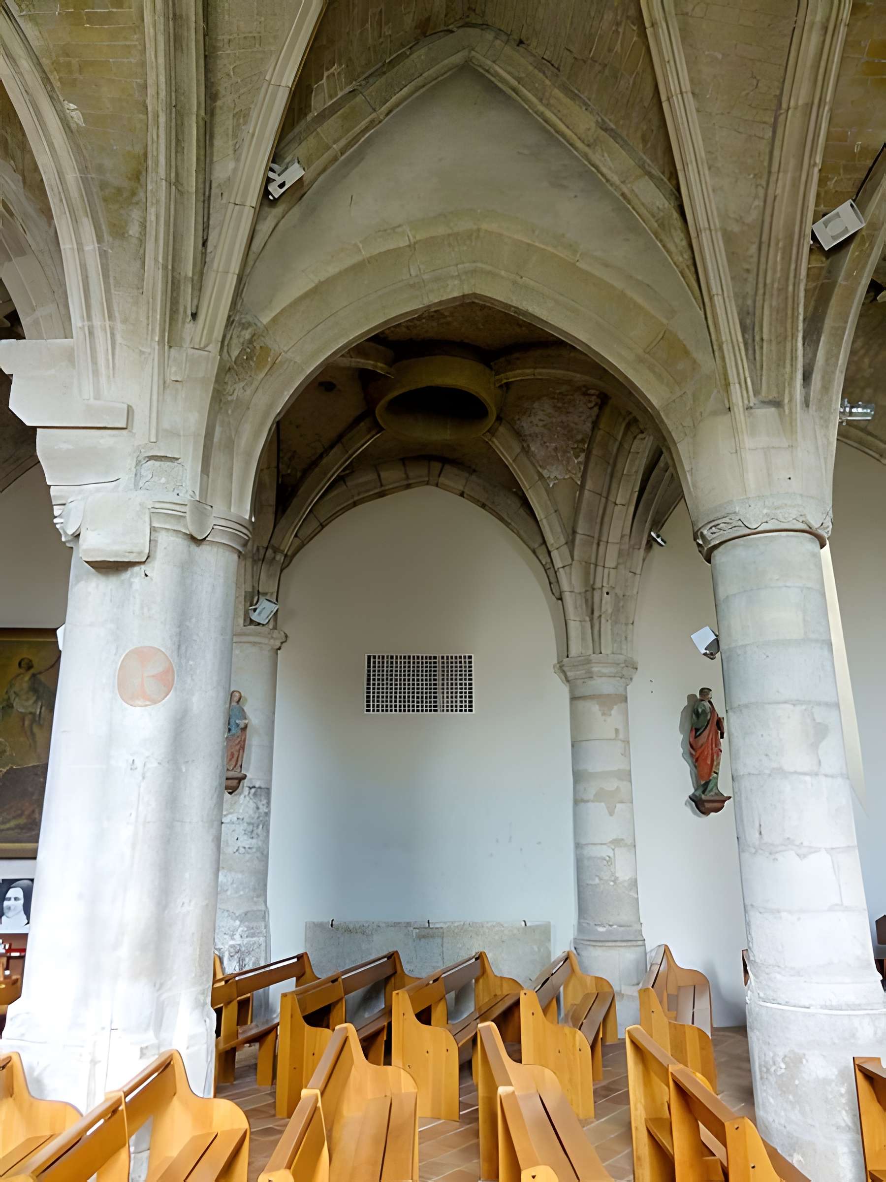 Église Saint-Sulpice de Montsoult et une croix