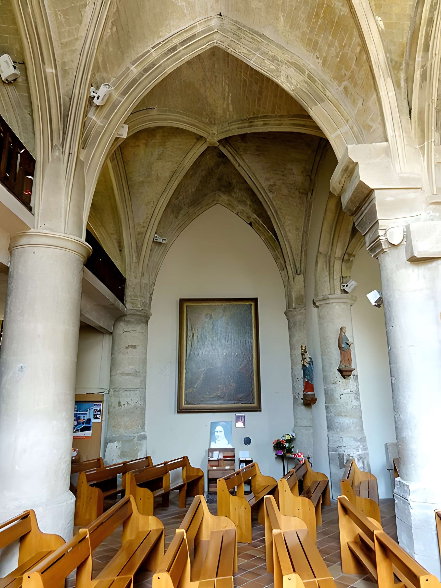 Église Saint-Sulpice de Montsoult et une croix