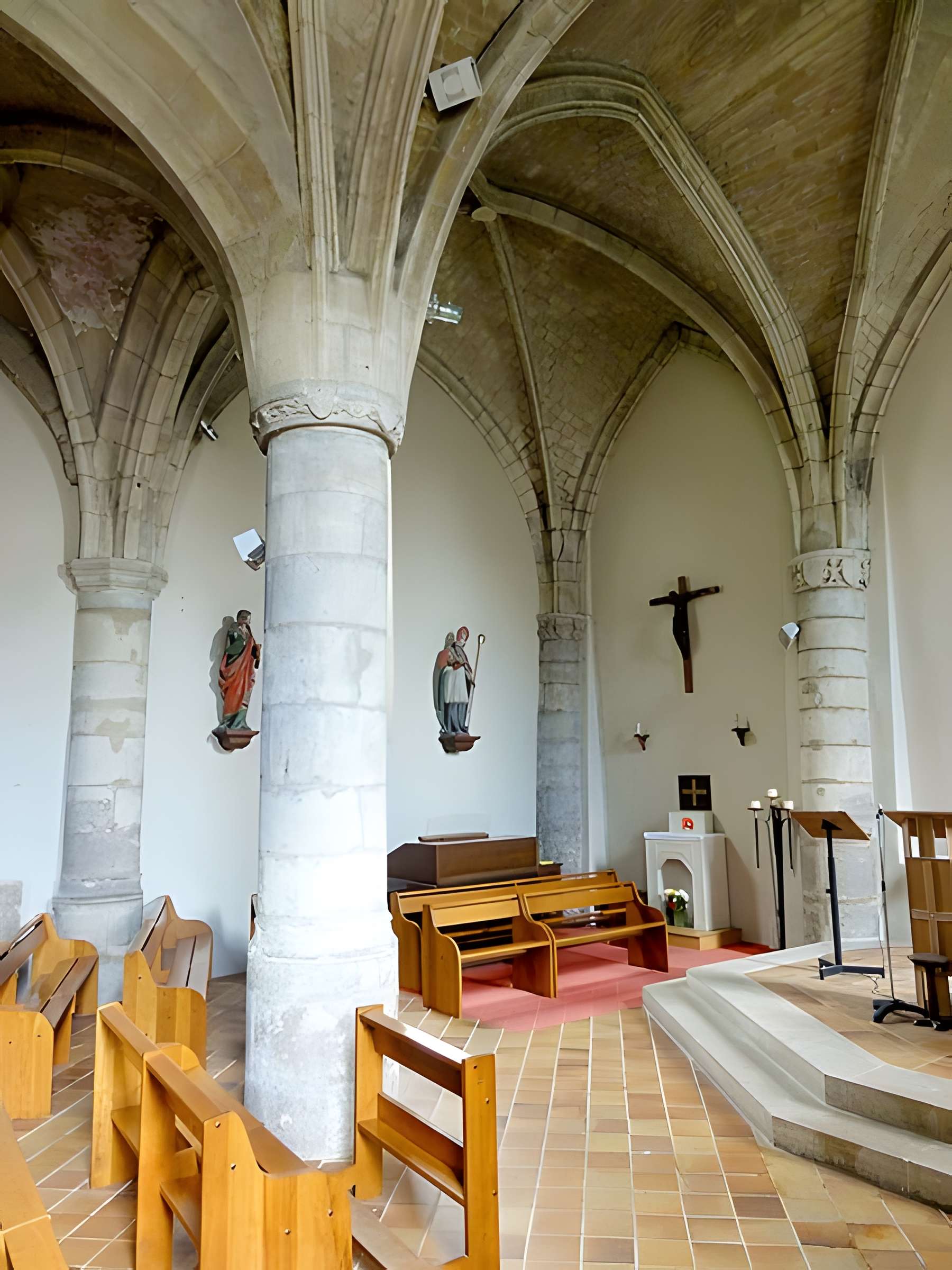 Église Saint-Sulpice de Montsoult et une croix