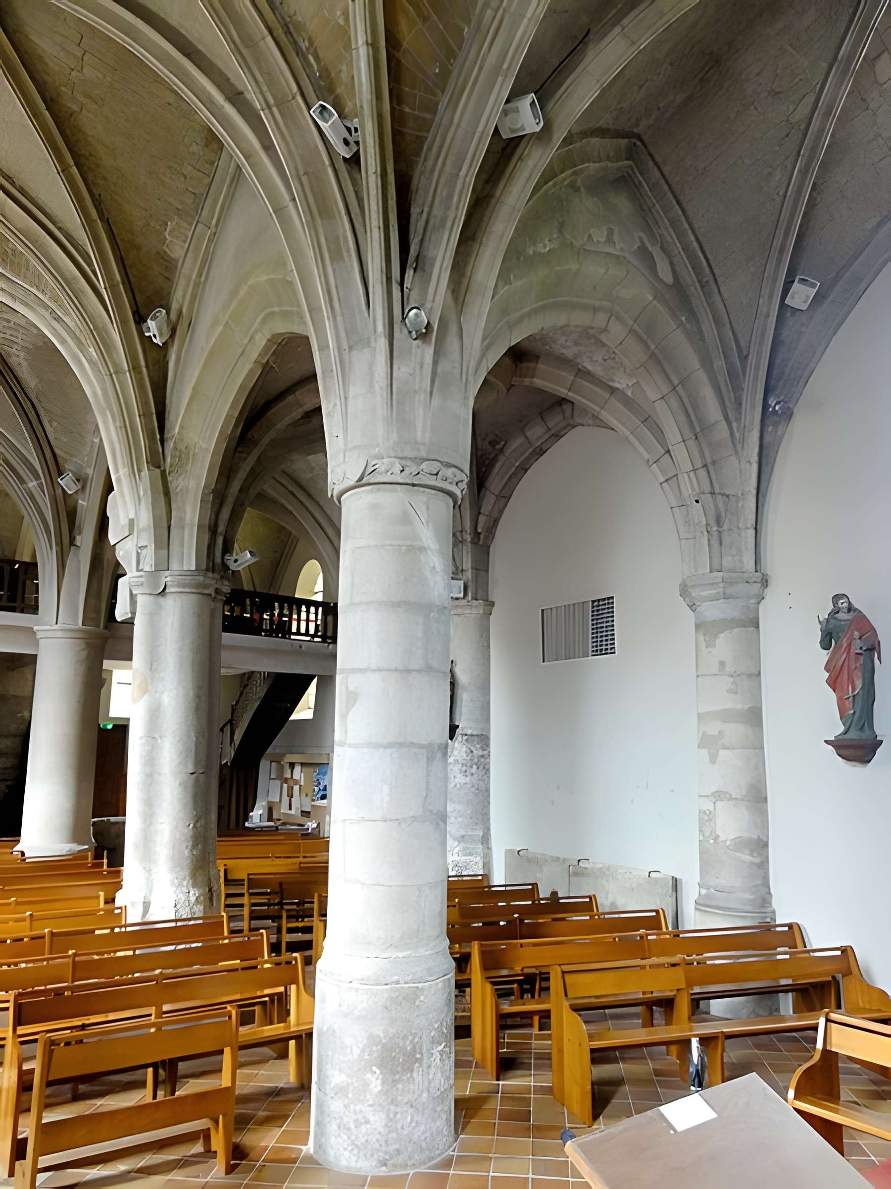 Église Saint-Sulpice de Montsoult et une croix