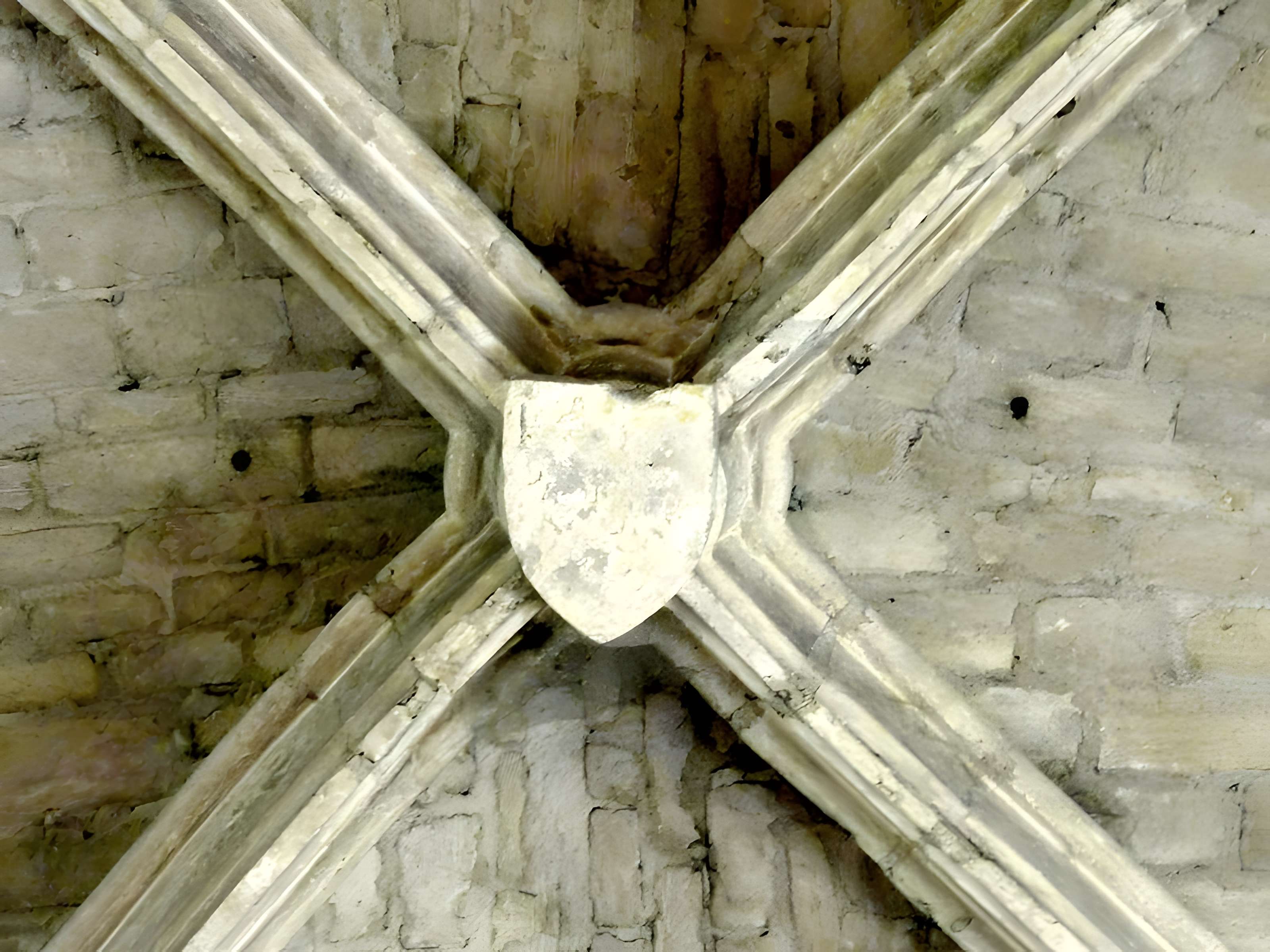 Église Saint-Sulpice de Montsoult et une croix