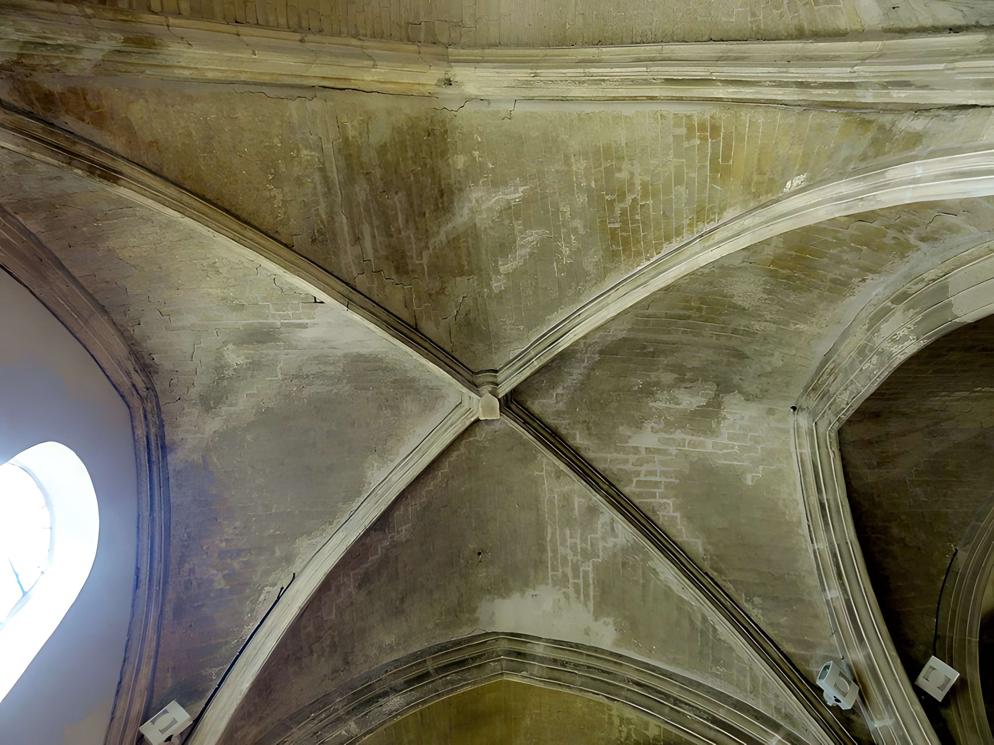 Église Saint-Sulpice de Montsoult et une croix