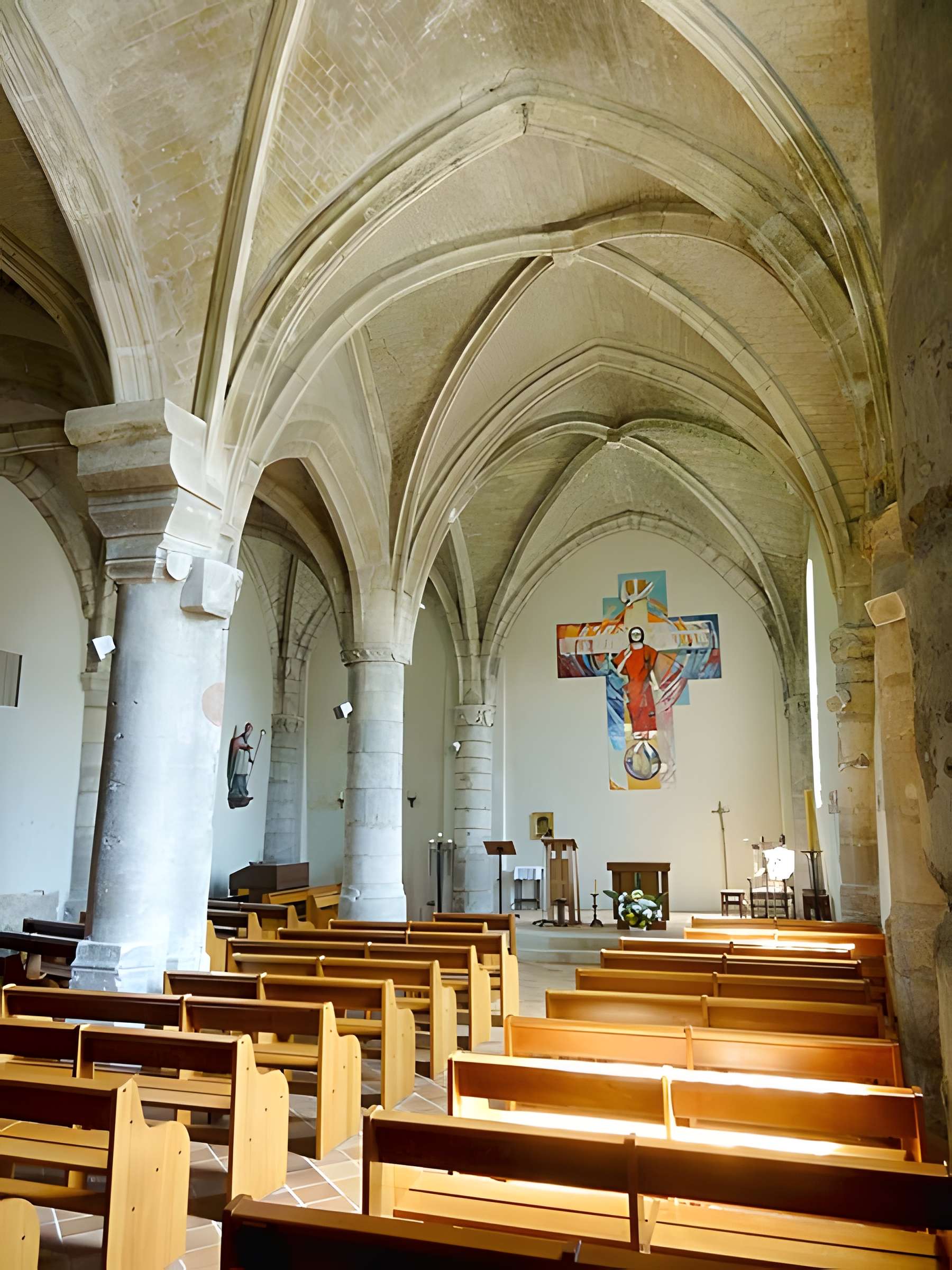 Église Saint-Sulpice de Montsoult et une croix