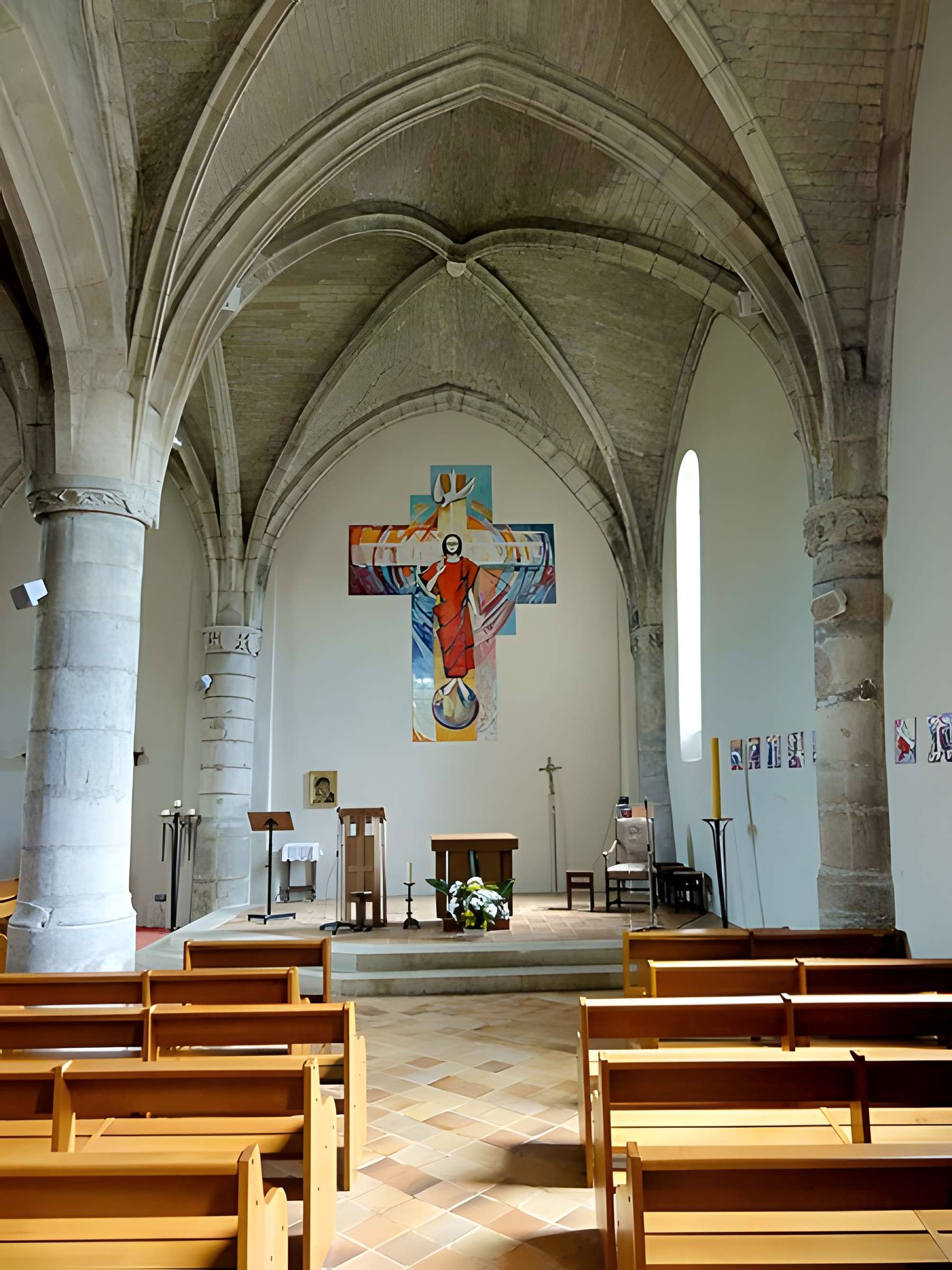 Église Saint-Sulpice de Montsoult et une croix