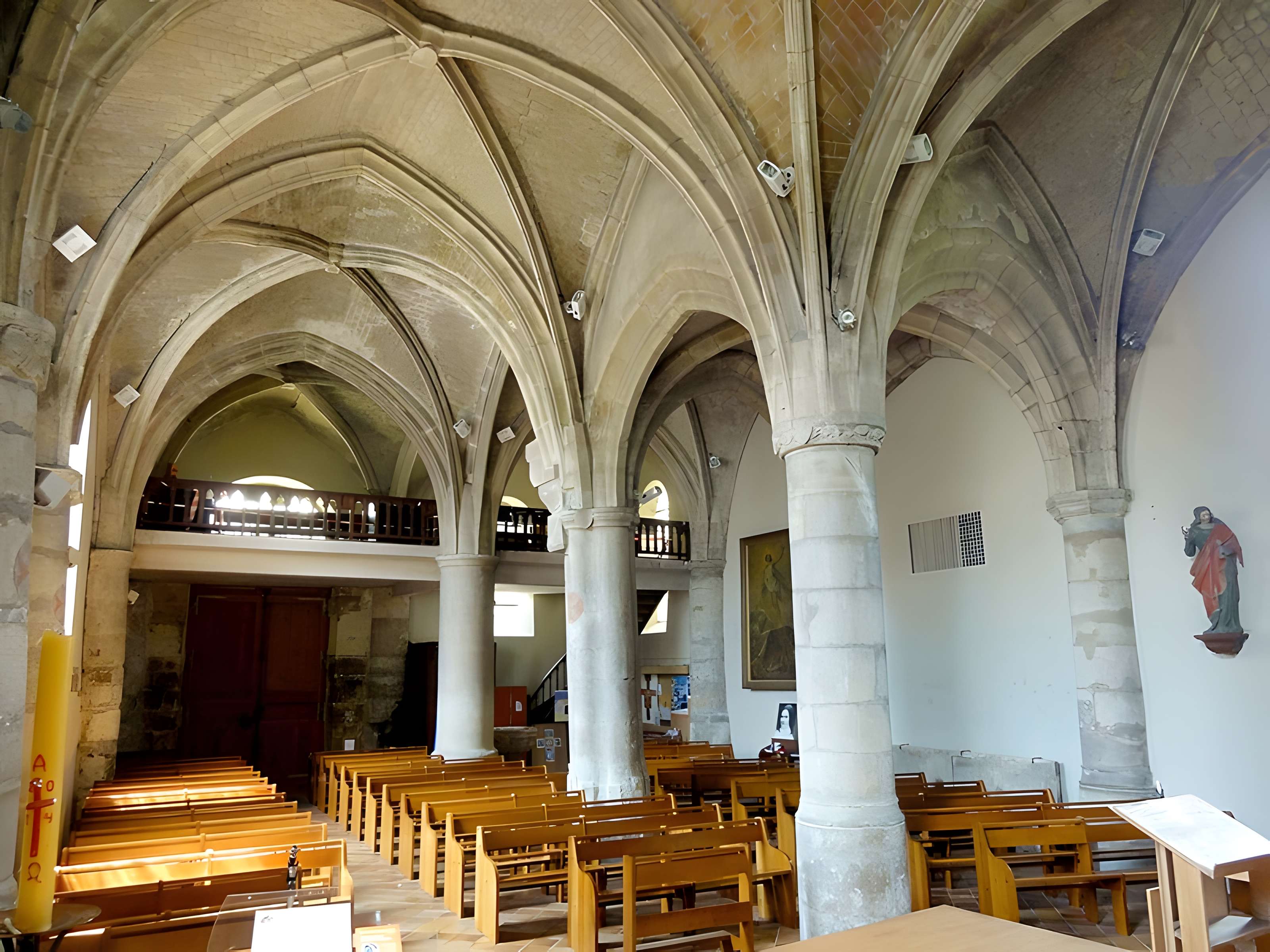 Église Saint-Sulpice de Montsoult et une croix