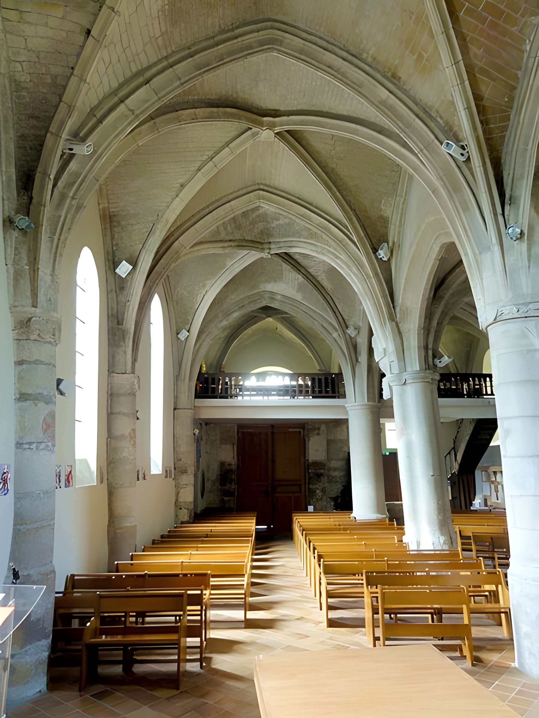 Église Saint-Sulpice de Montsoult et une croix