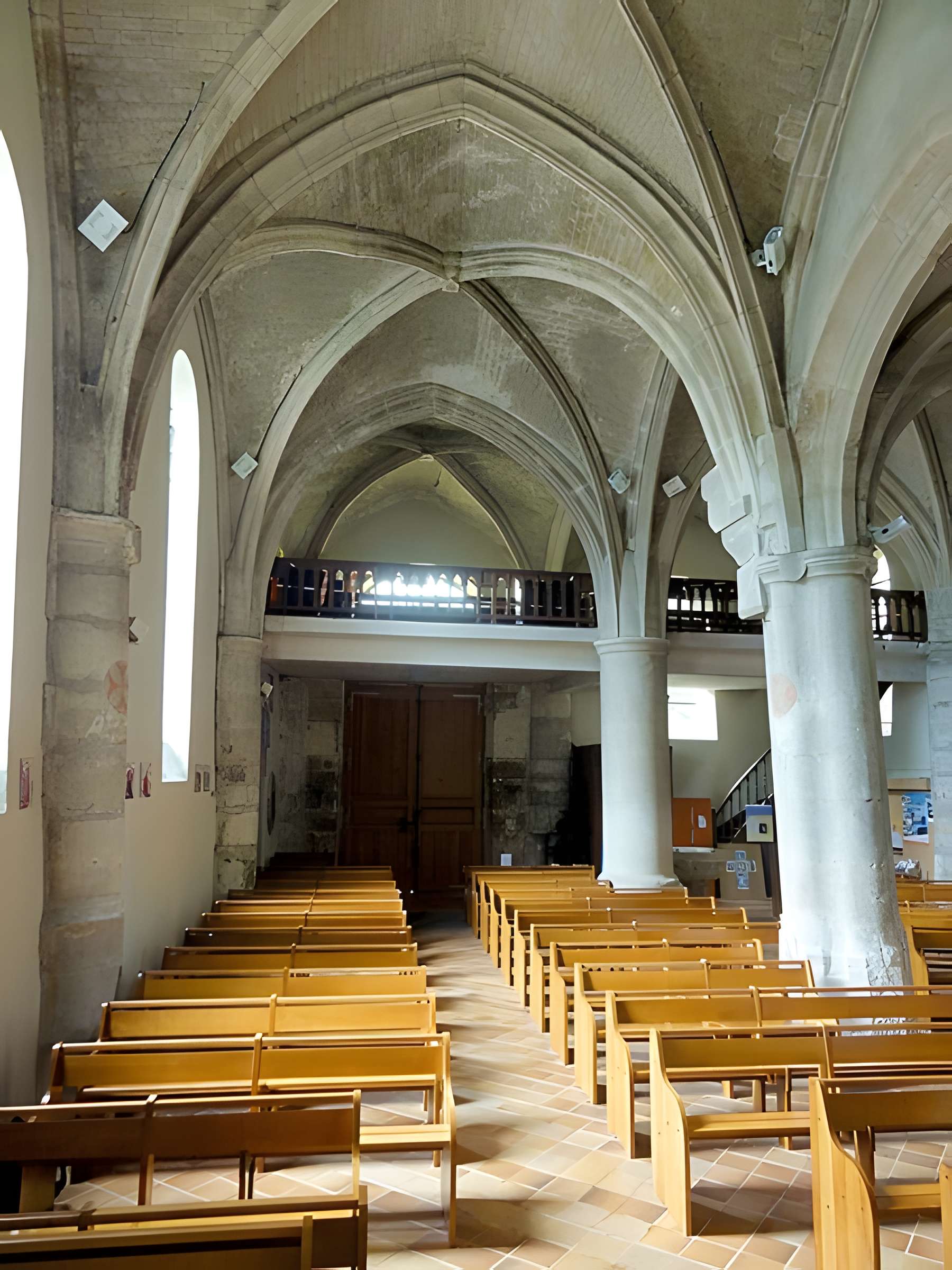 Église Saint-Sulpice de Montsoult et une croix