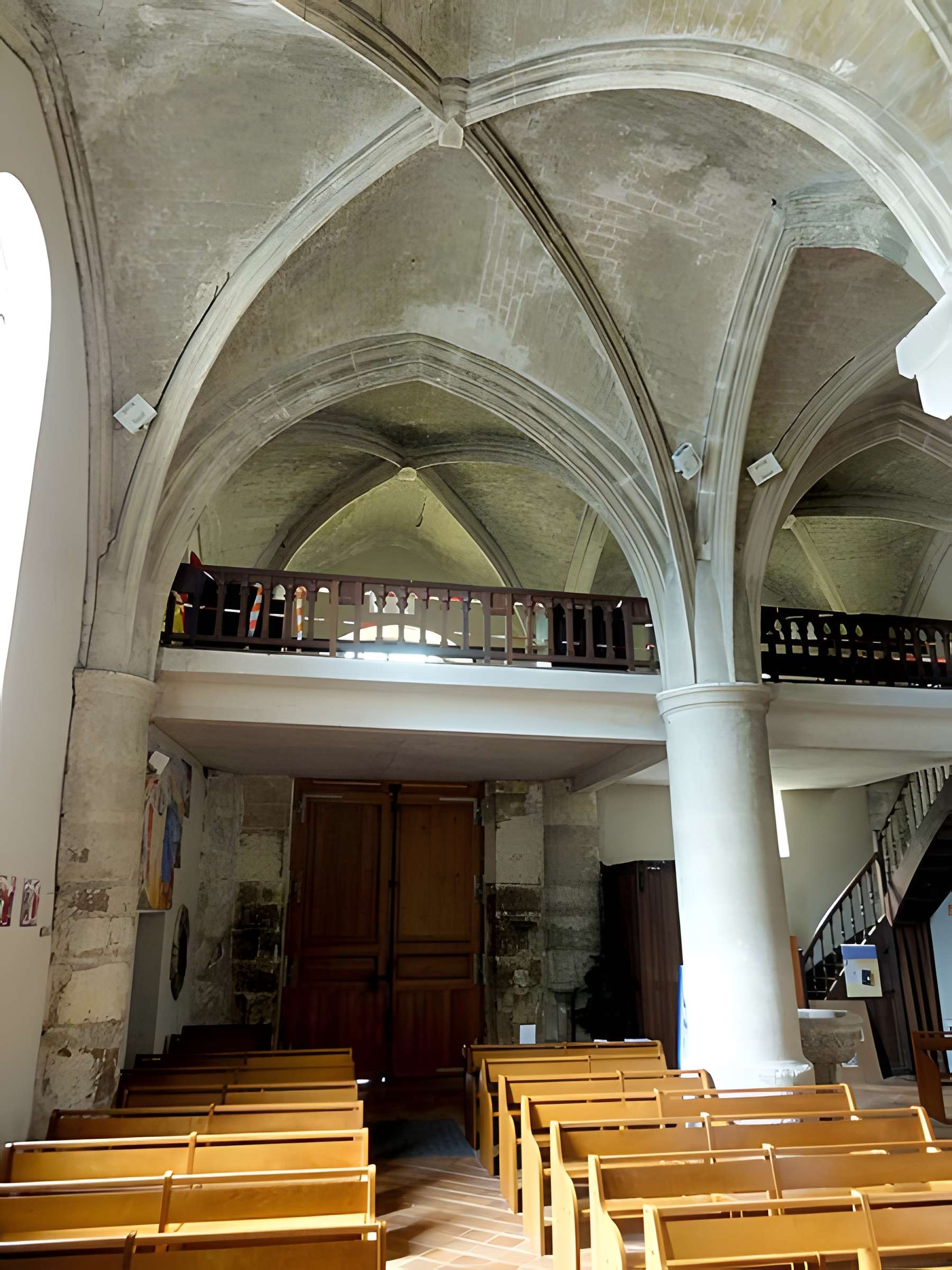 Église Saint-Sulpice de Montsoult et une croix