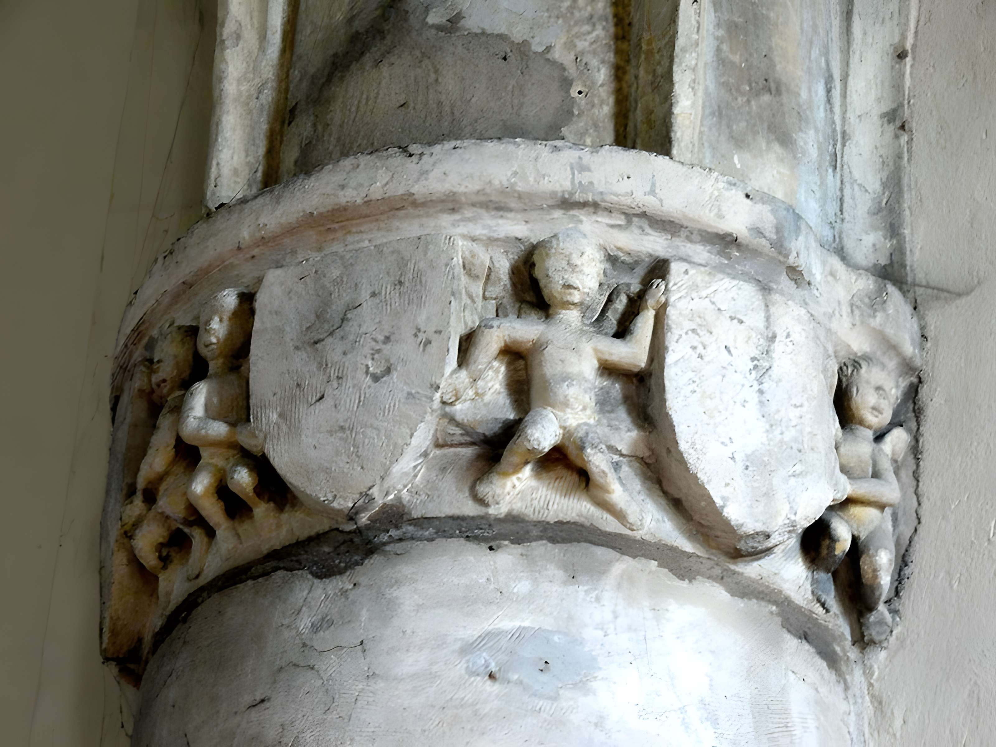 Église Saint-Sulpice de Montsoult et une croix