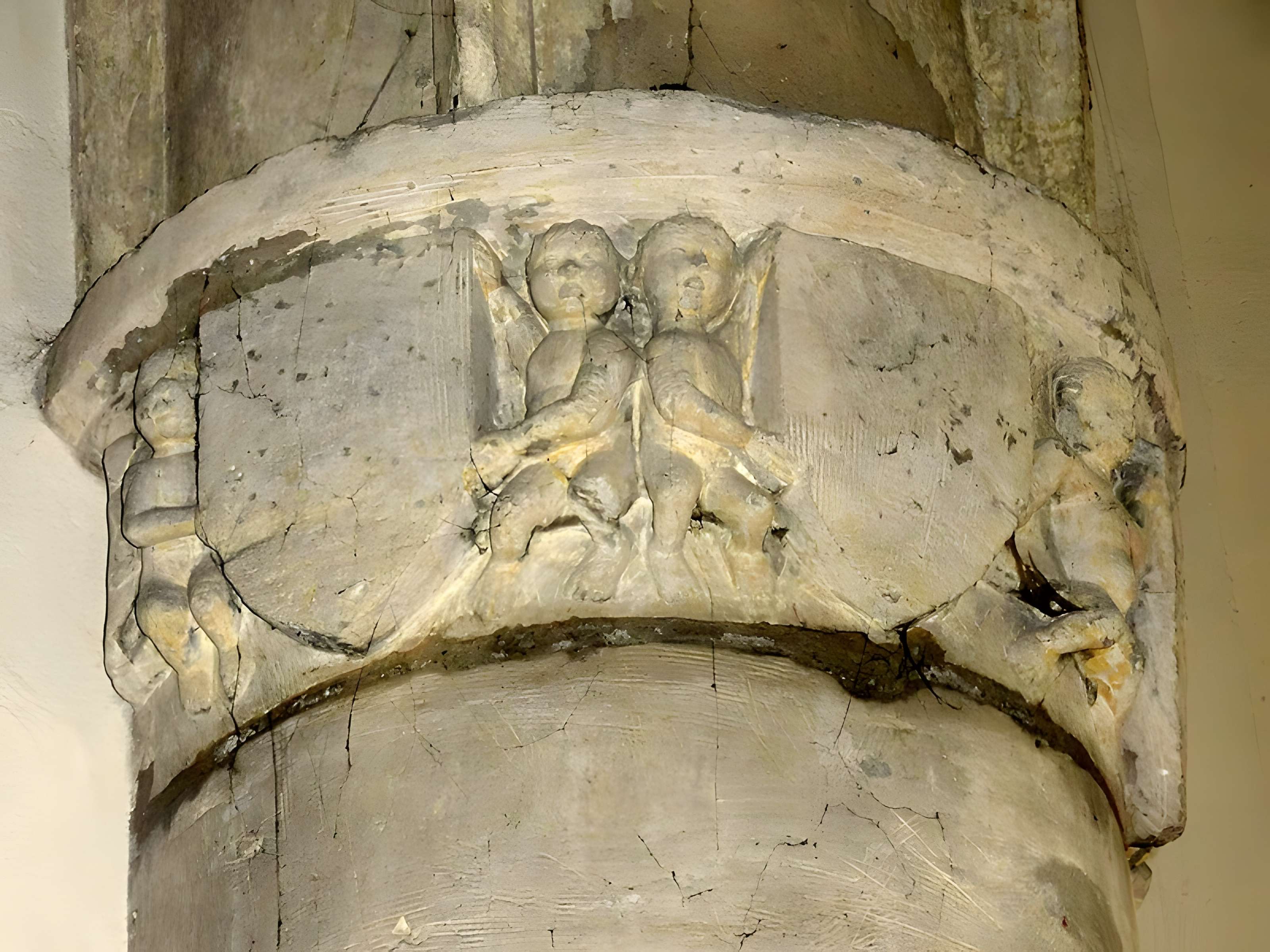 Église Saint-Sulpice de Montsoult et une croix