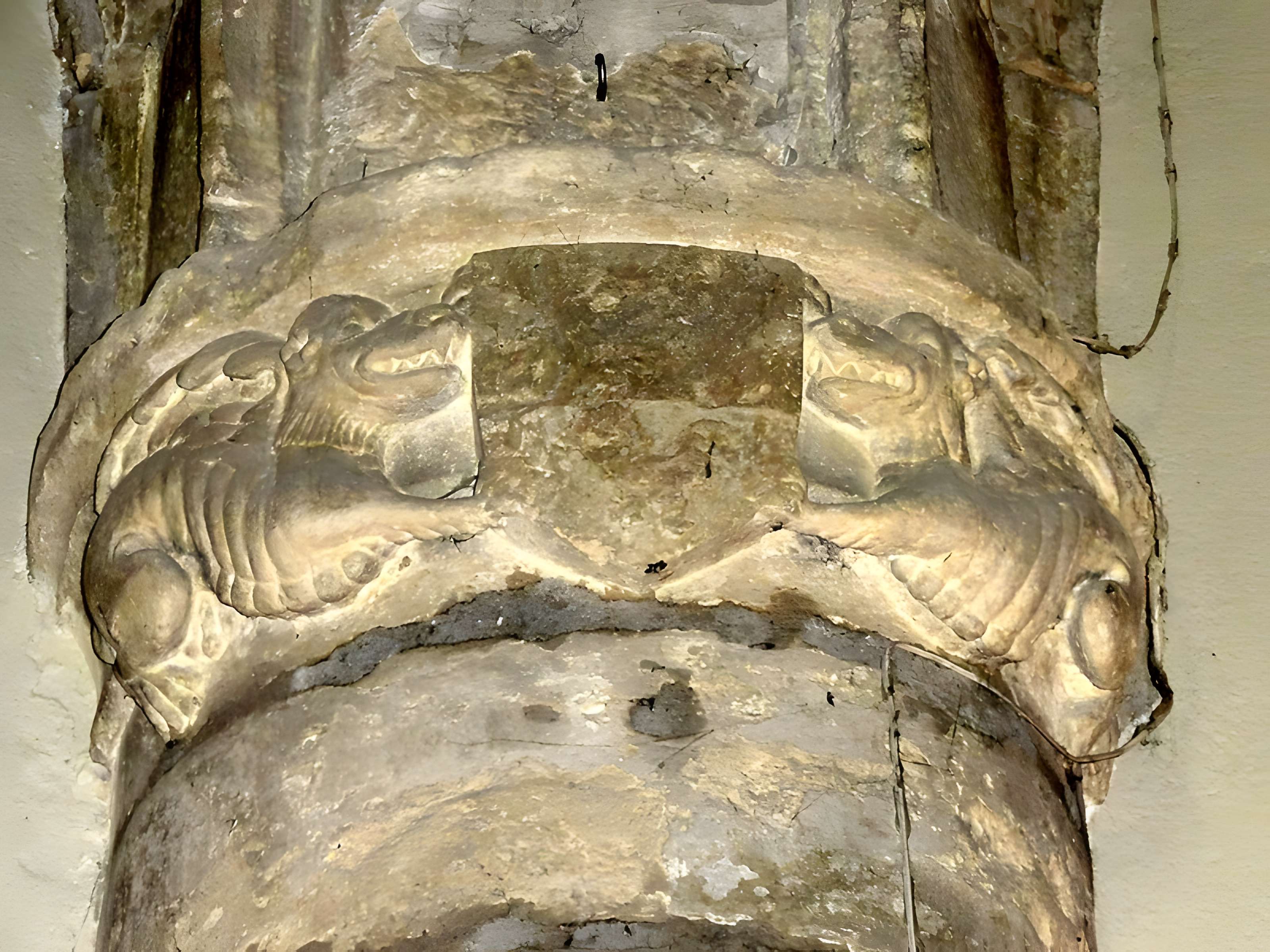 Église Saint-Sulpice de Montsoult et une croix