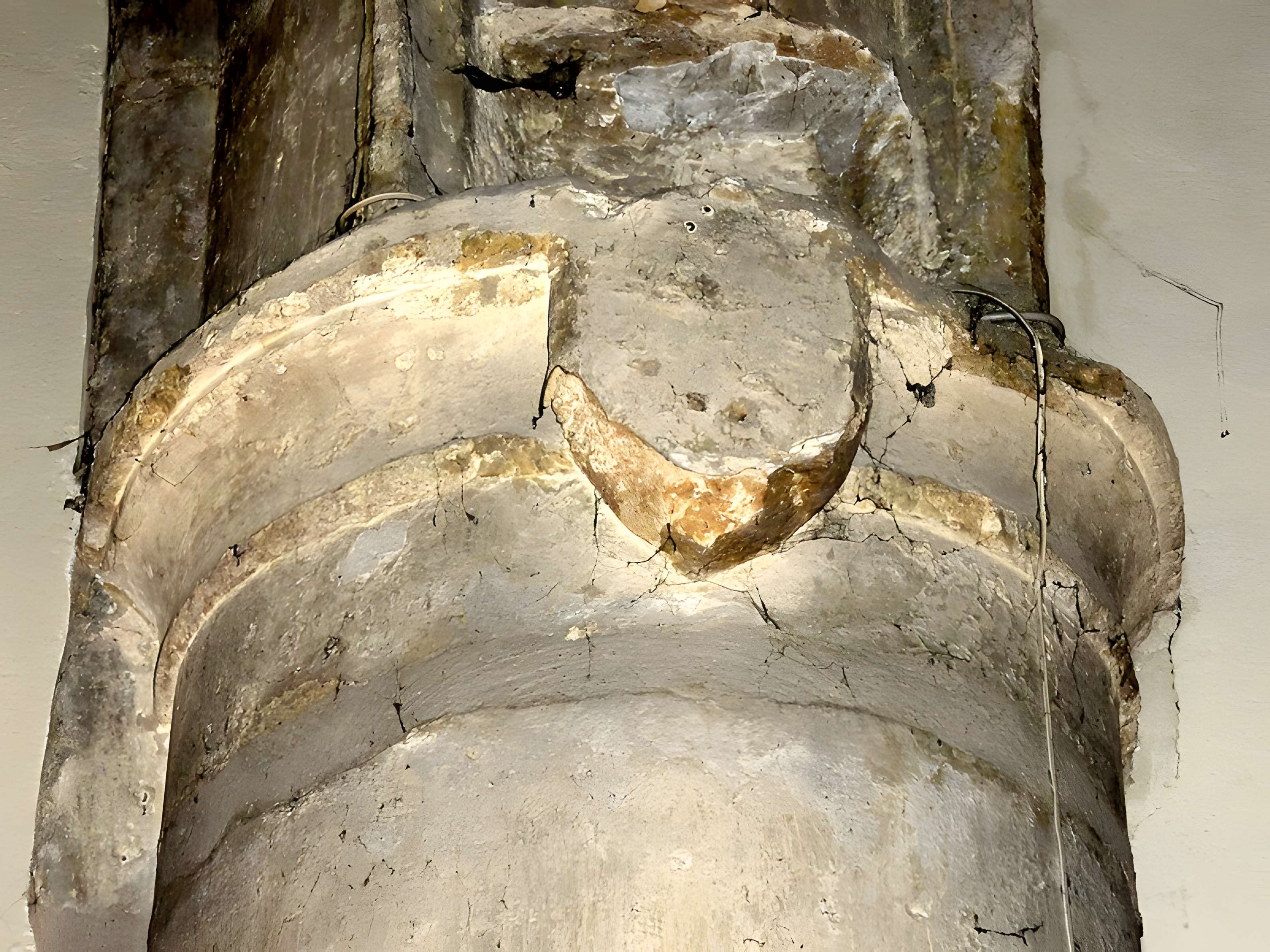 Église Saint-Sulpice de Montsoult et une croix