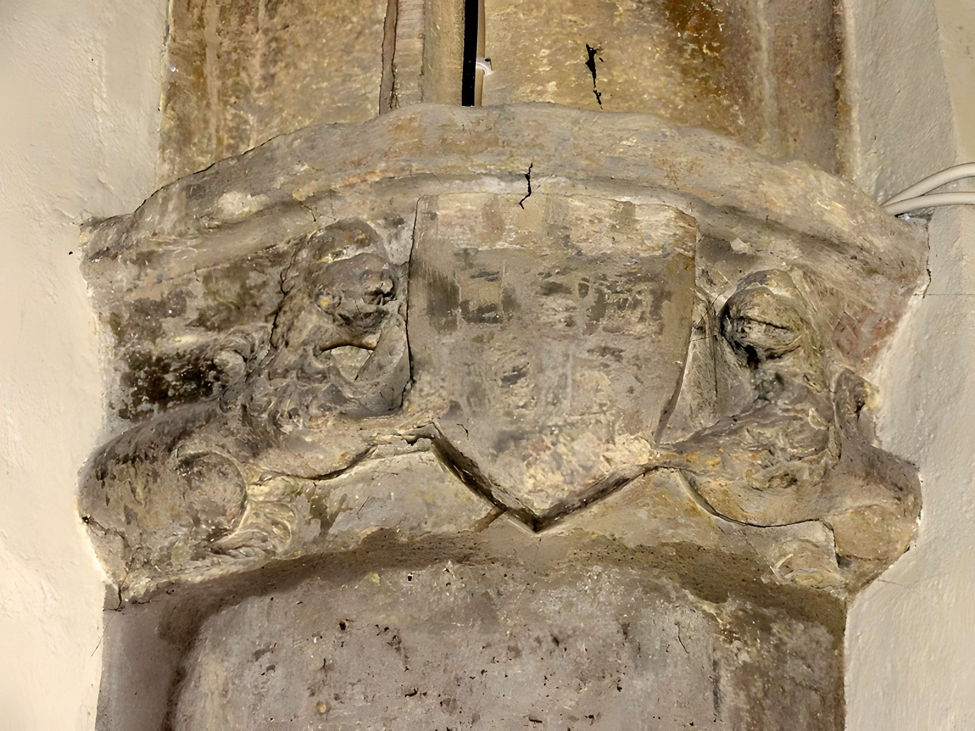 Église Saint-Sulpice de Montsoult et une croix