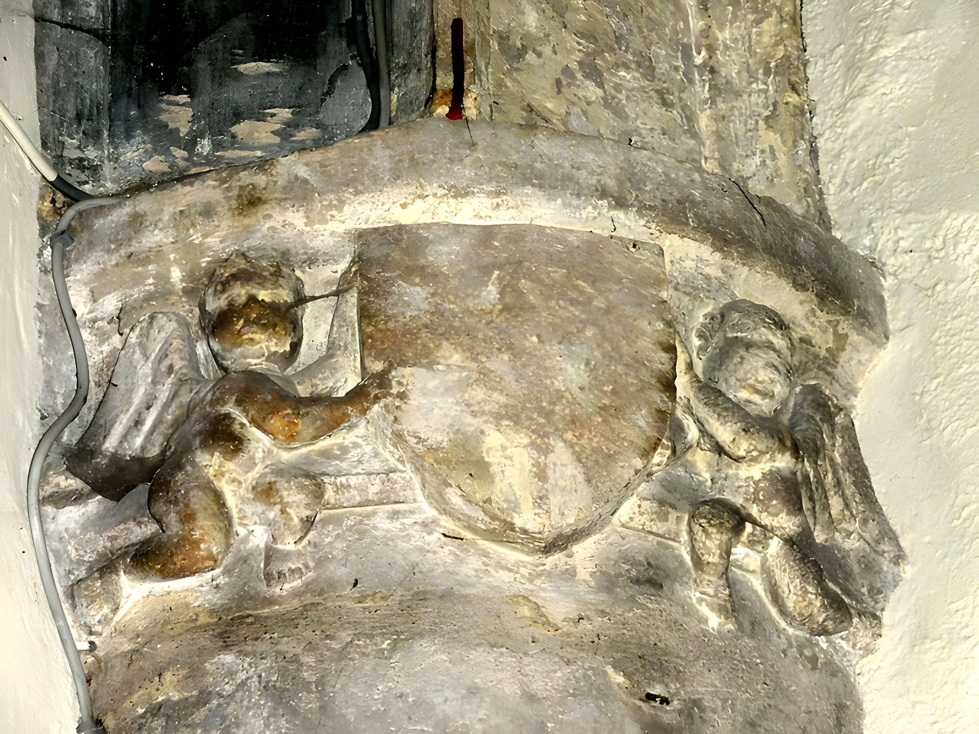 Église Saint-Sulpice de Montsoult et une croix