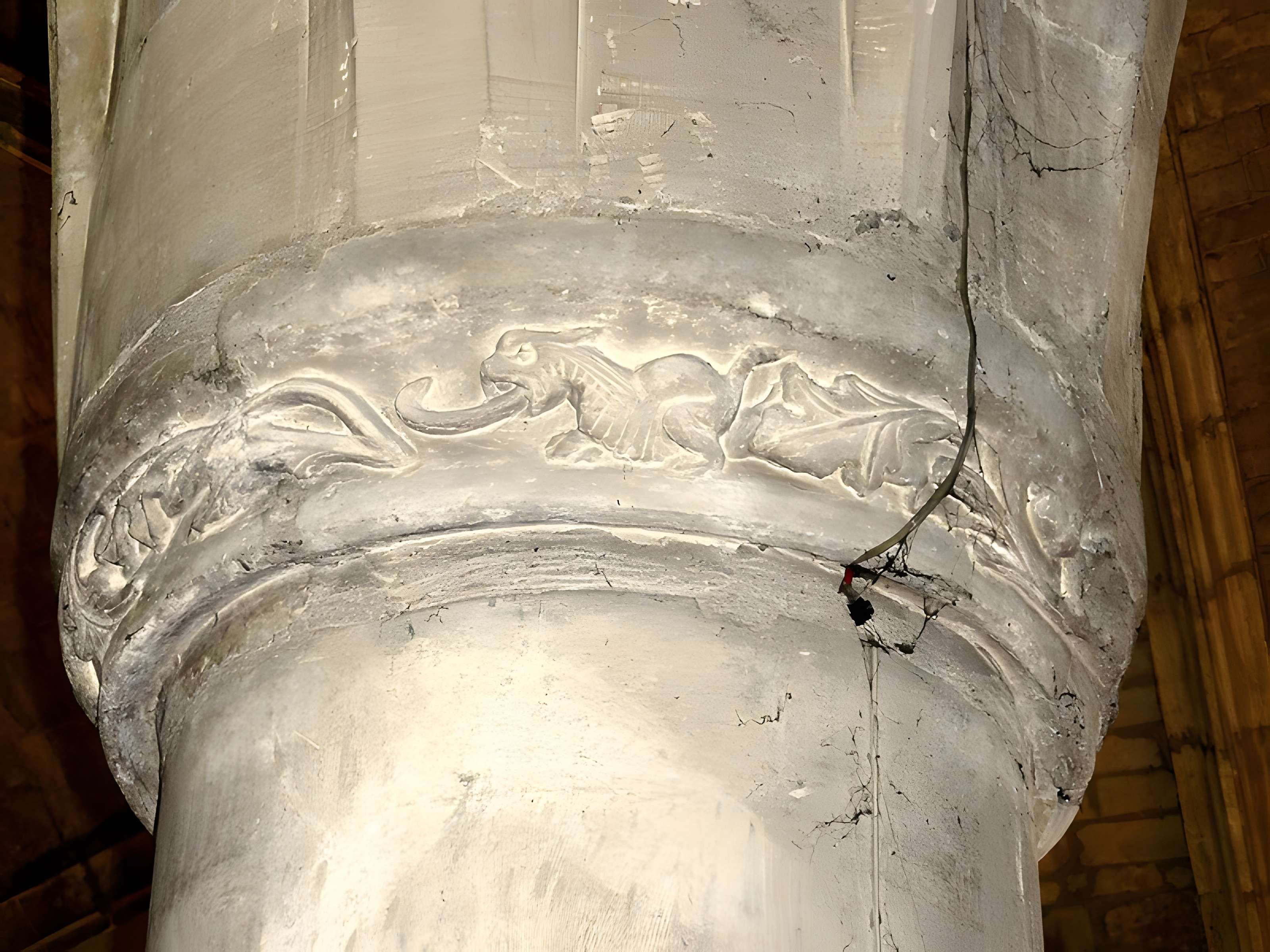 Église Saint-Sulpice de Montsoult et une croix