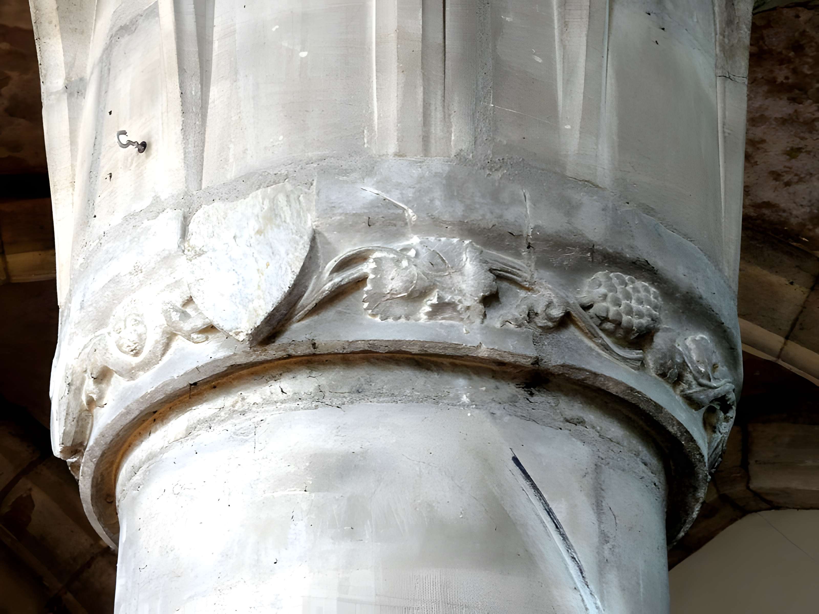 Église Saint-Sulpice de Montsoult et une croix