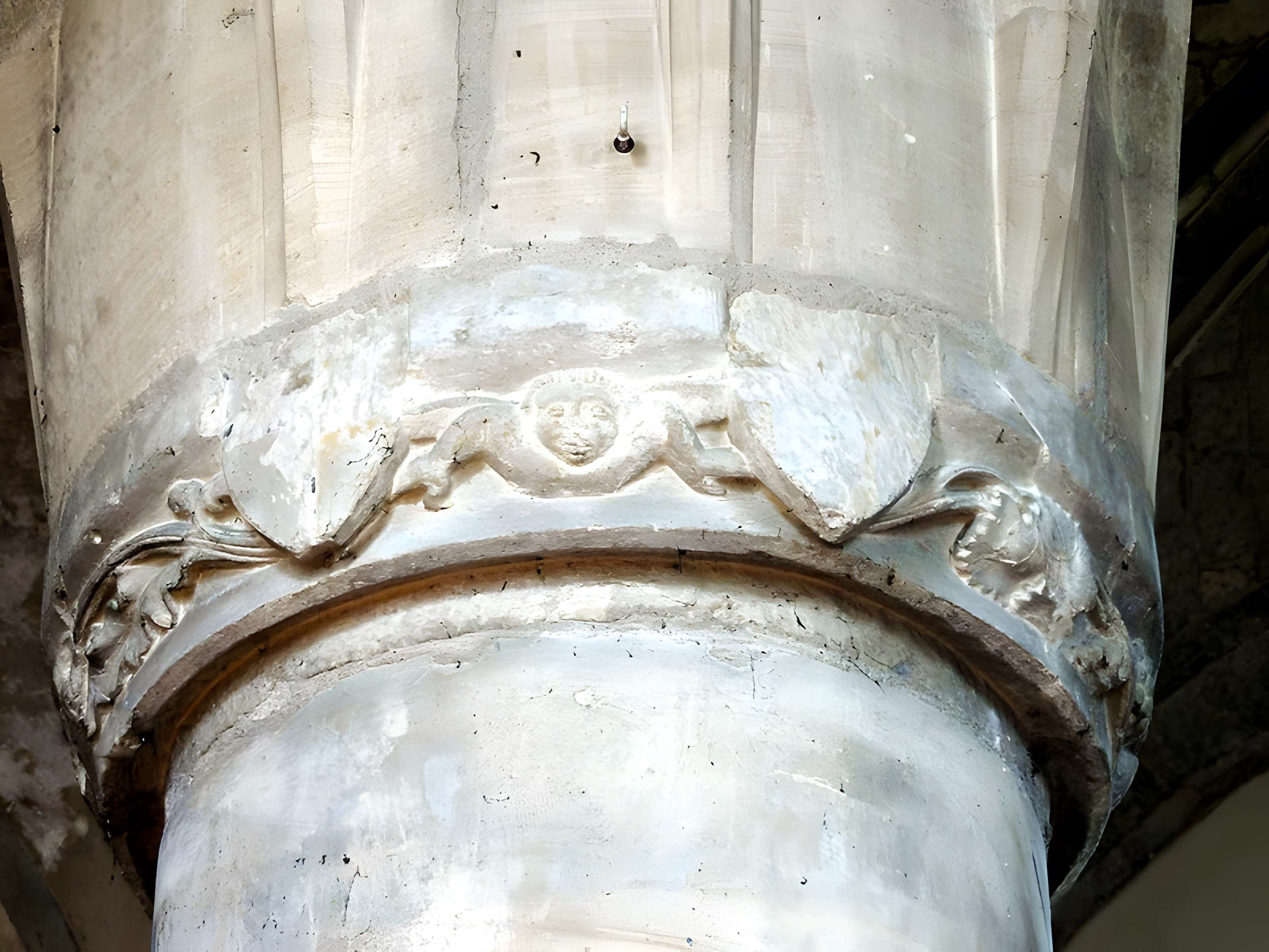 Église Saint-Sulpice de Montsoult et une croix